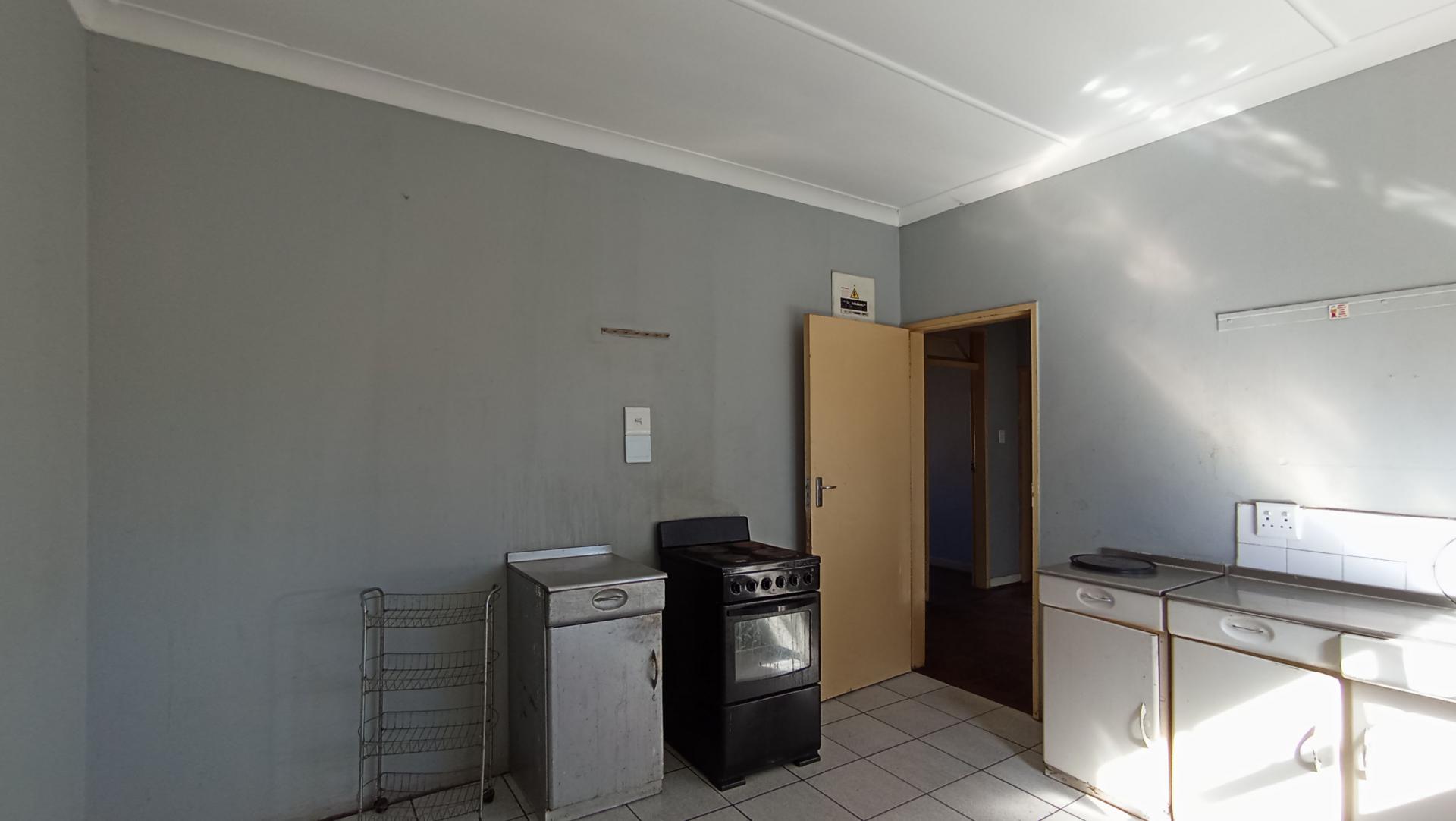 Kitchen - 13 square meters of property in Florida Lake