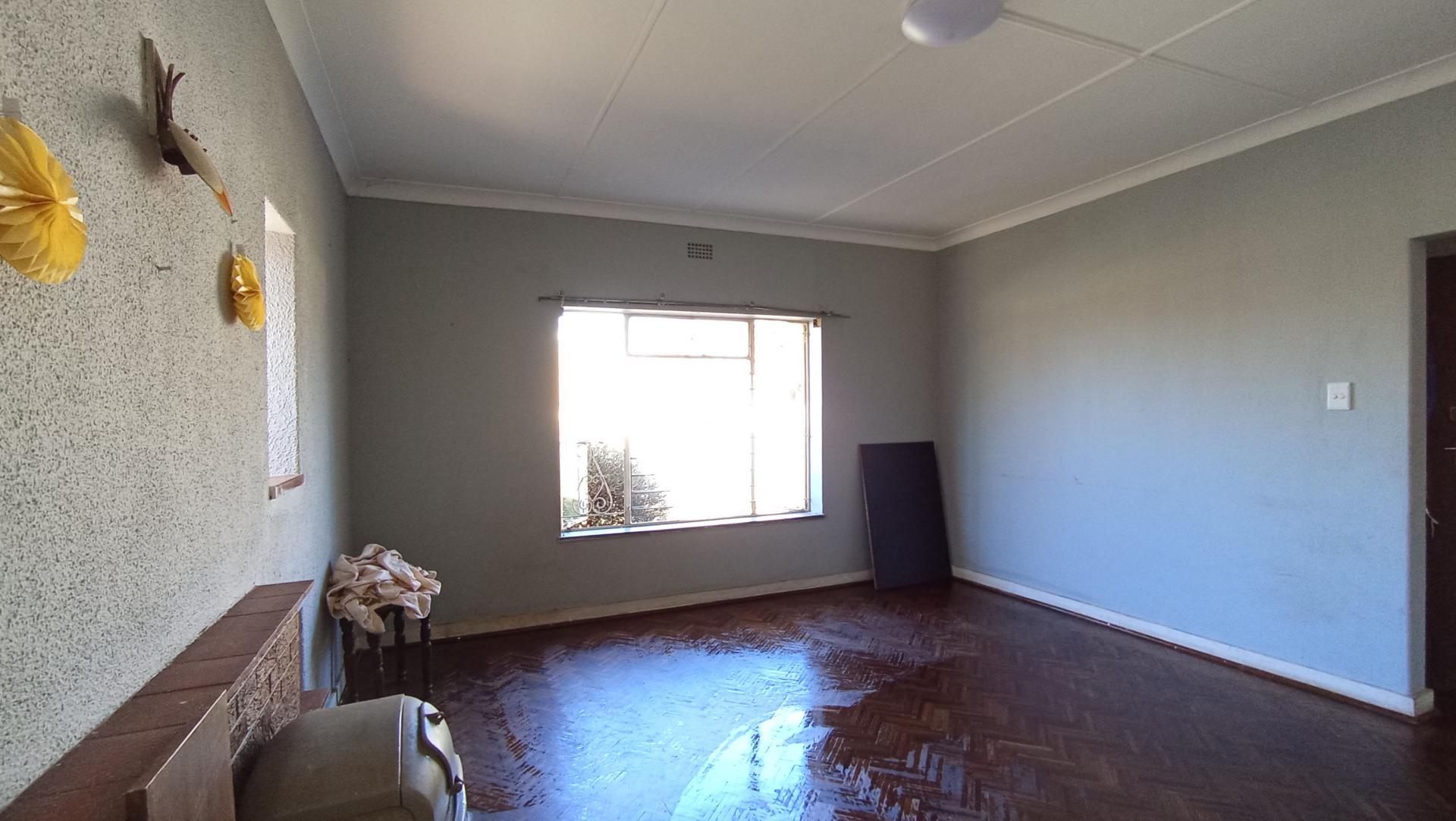 Lounges - 24 square meters of property in Florida Lake