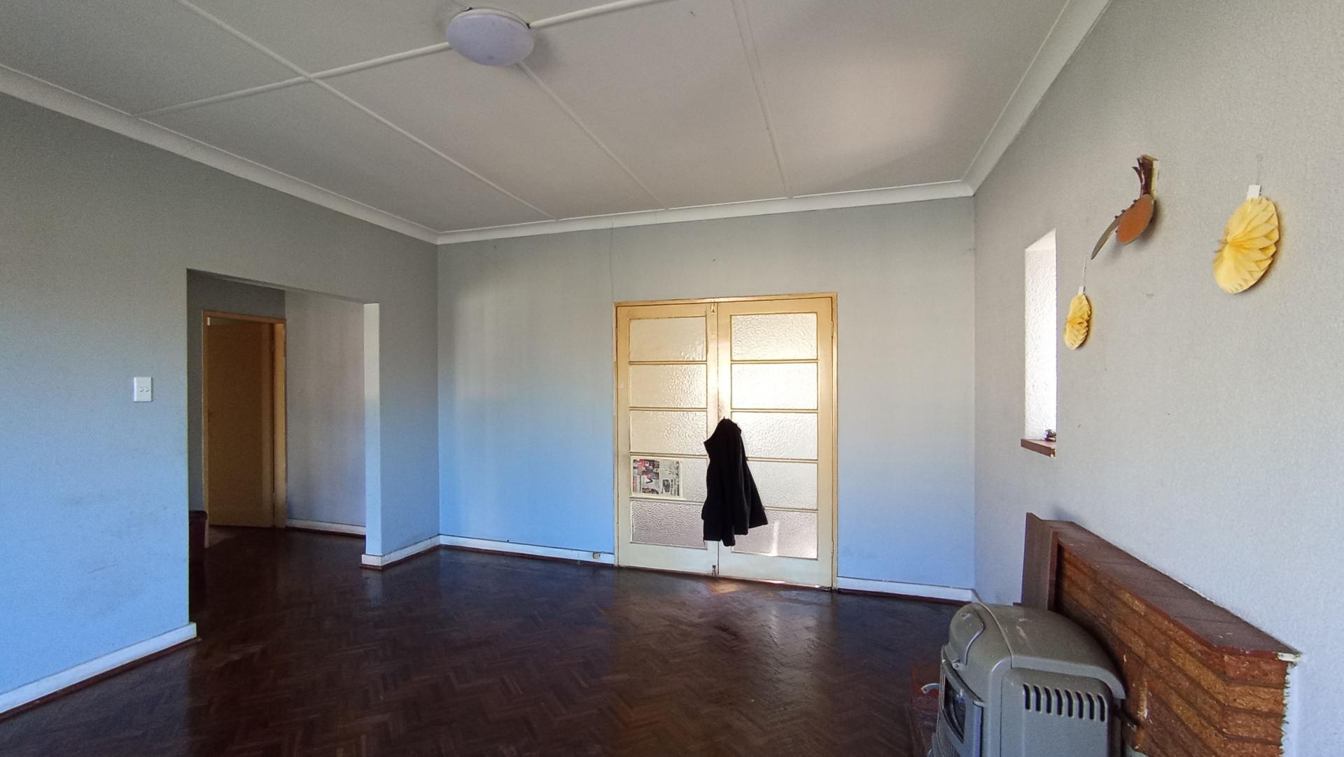 Lounges - 24 square meters of property in Florida Lake