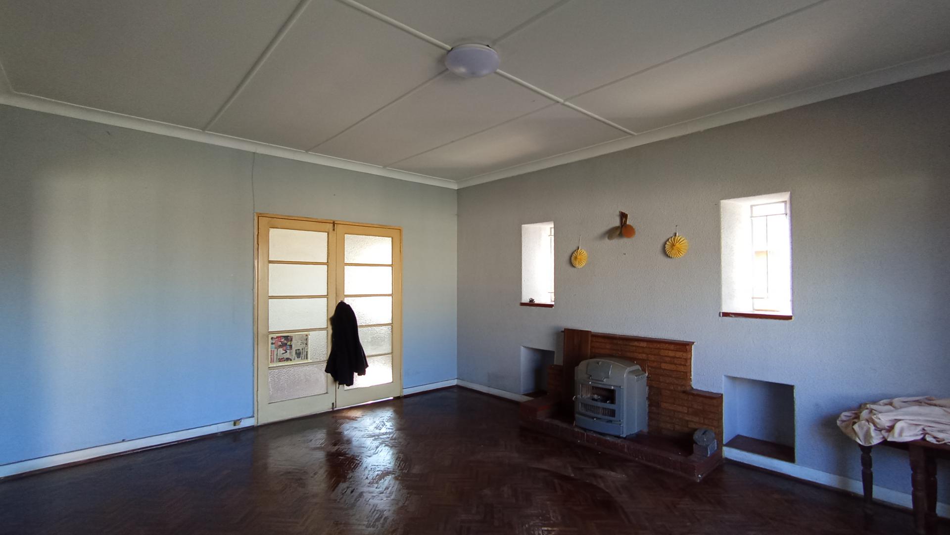 Lounges - 24 square meters of property in Florida Lake