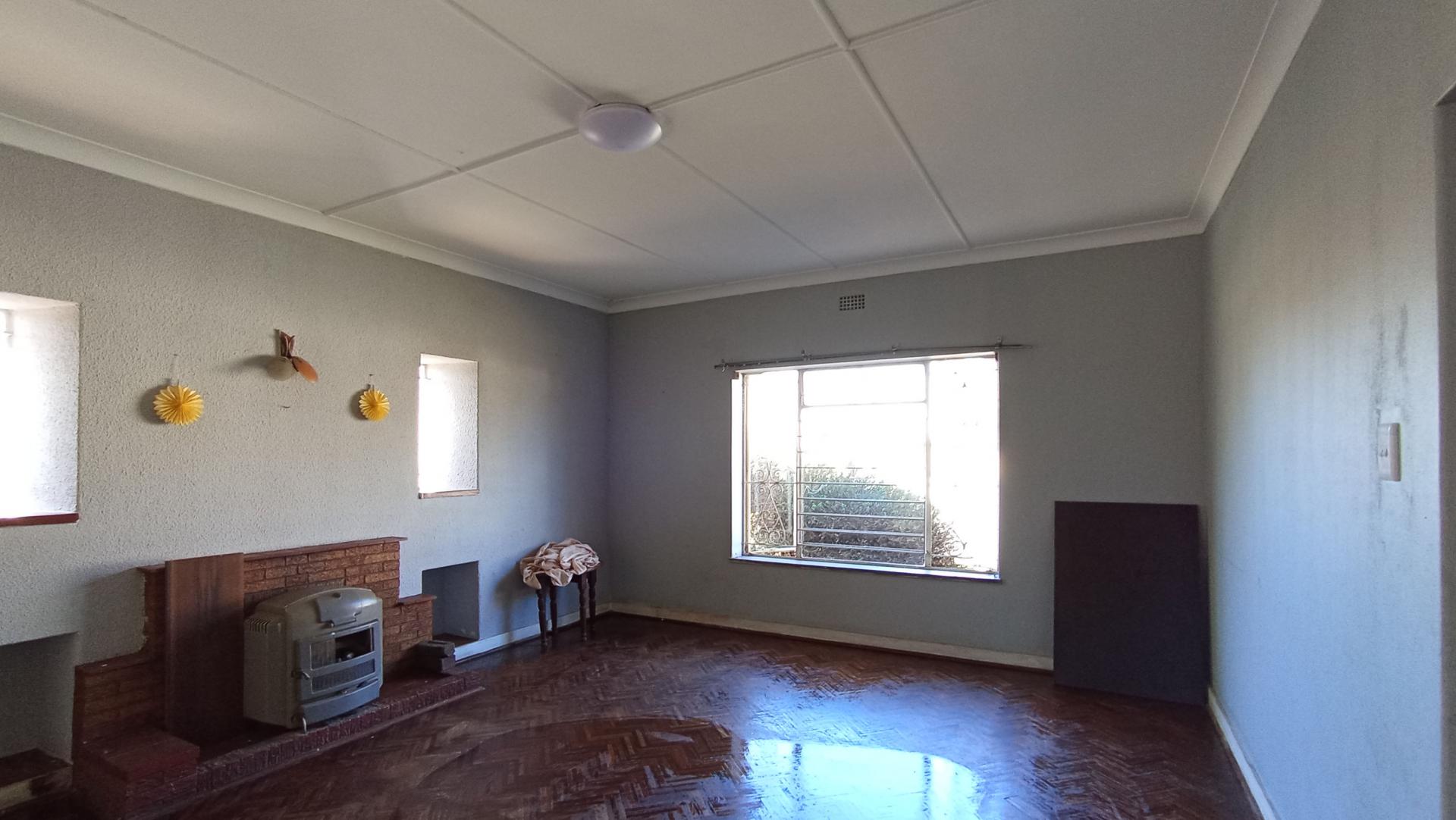 Lounges - 24 square meters of property in Florida Lake