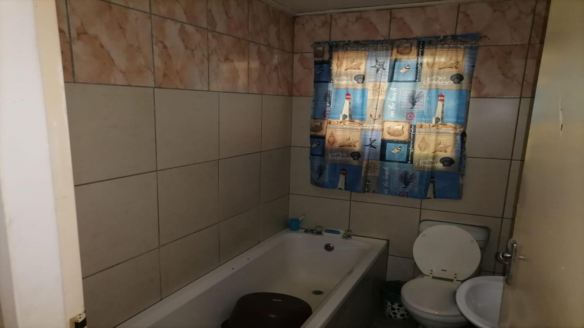Bathroom 1 of property in Lavender Hill