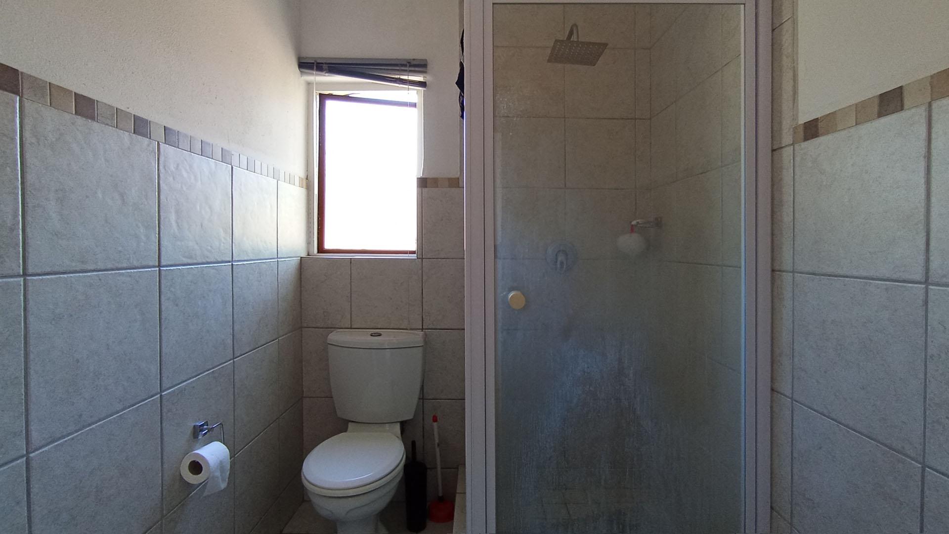 Main Bathroom - 5 square meters of property in Noordwyk