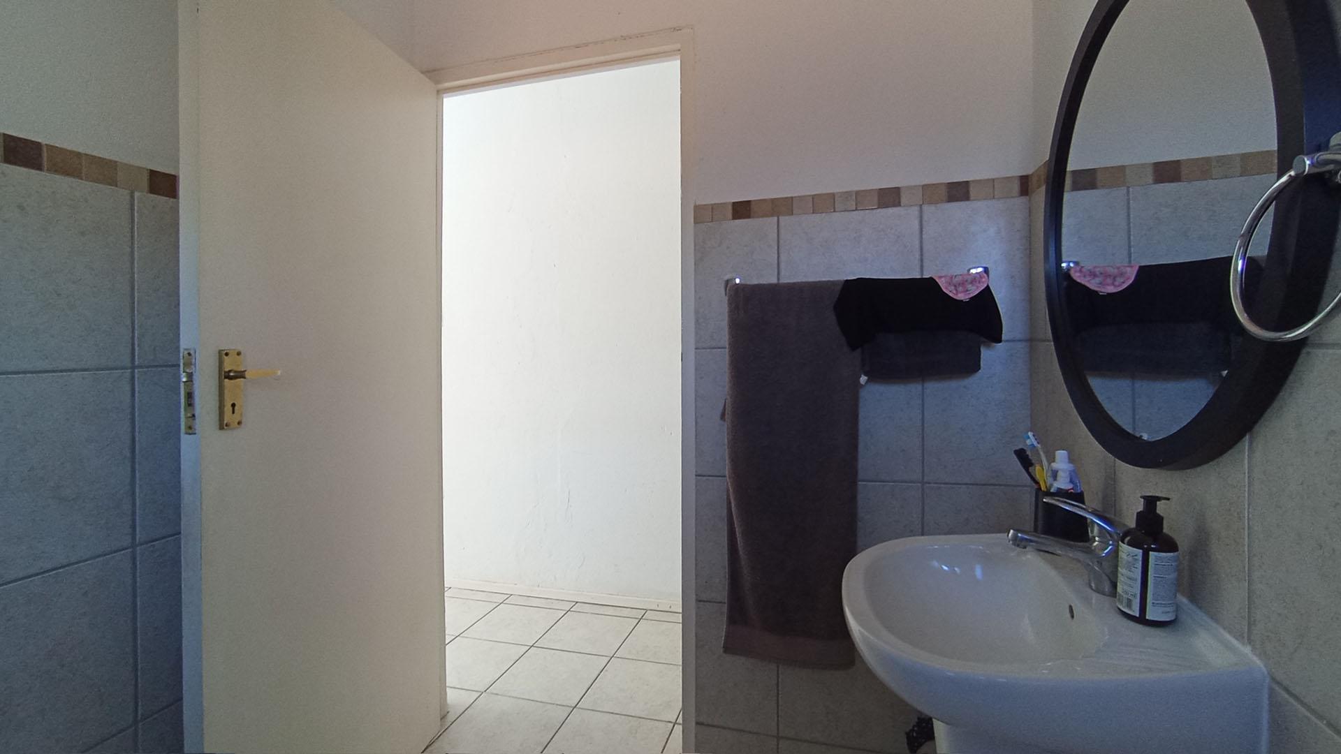 Main Bathroom - 5 square meters of property in Noordwyk