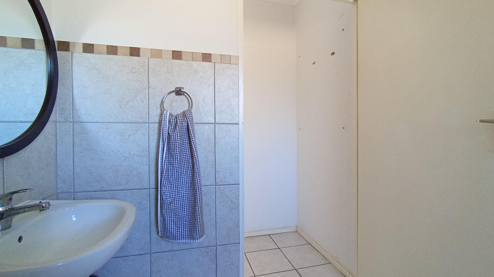 Bathroom 1 - 5 square meters of property in Noordwyk