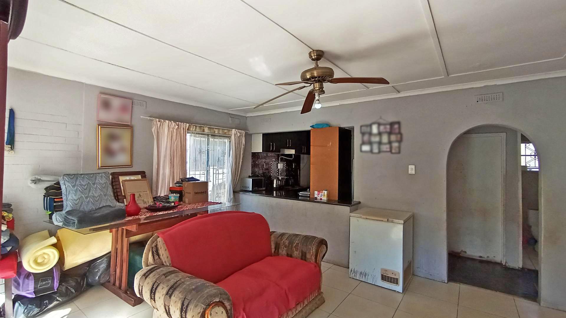 Lounges - 26 square meters of property in Montclair (Dbn)