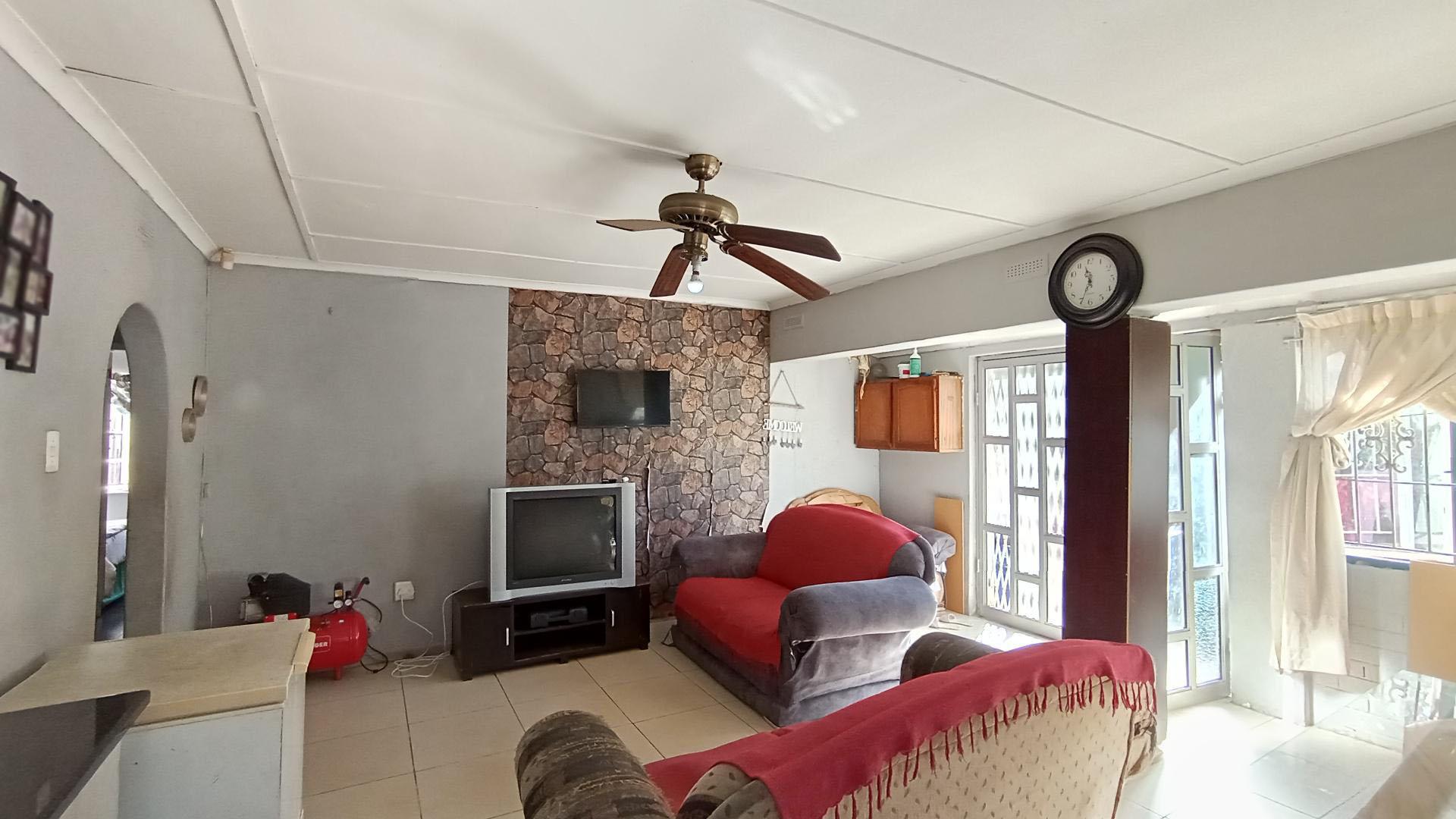 Lounges - 26 square meters of property in Montclair (Dbn)