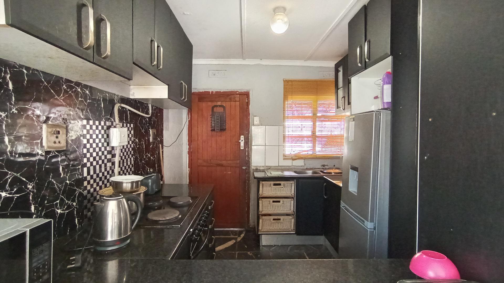 Kitchen - 10 square meters of property in Montclair (Dbn)