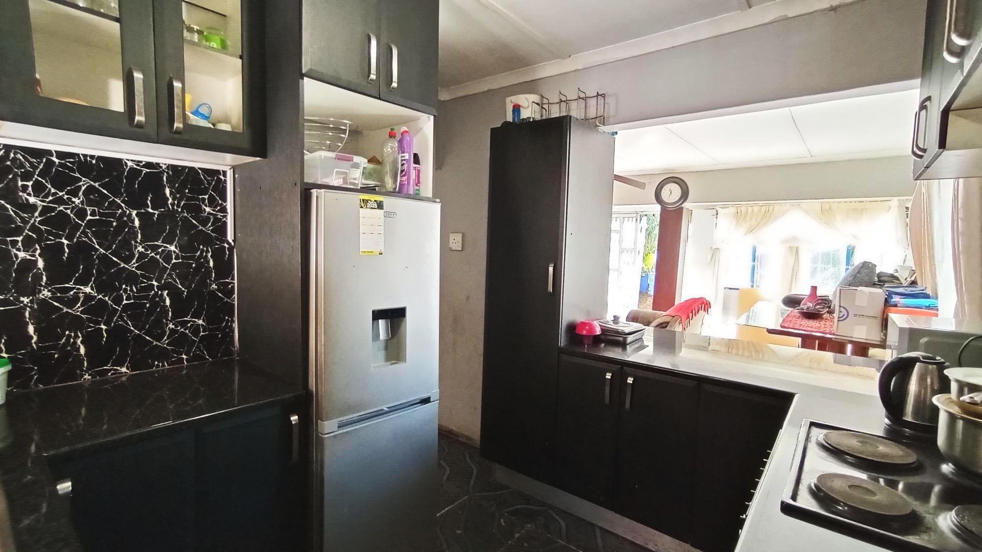 Kitchen - 10 square meters of property in Montclair (Dbn)