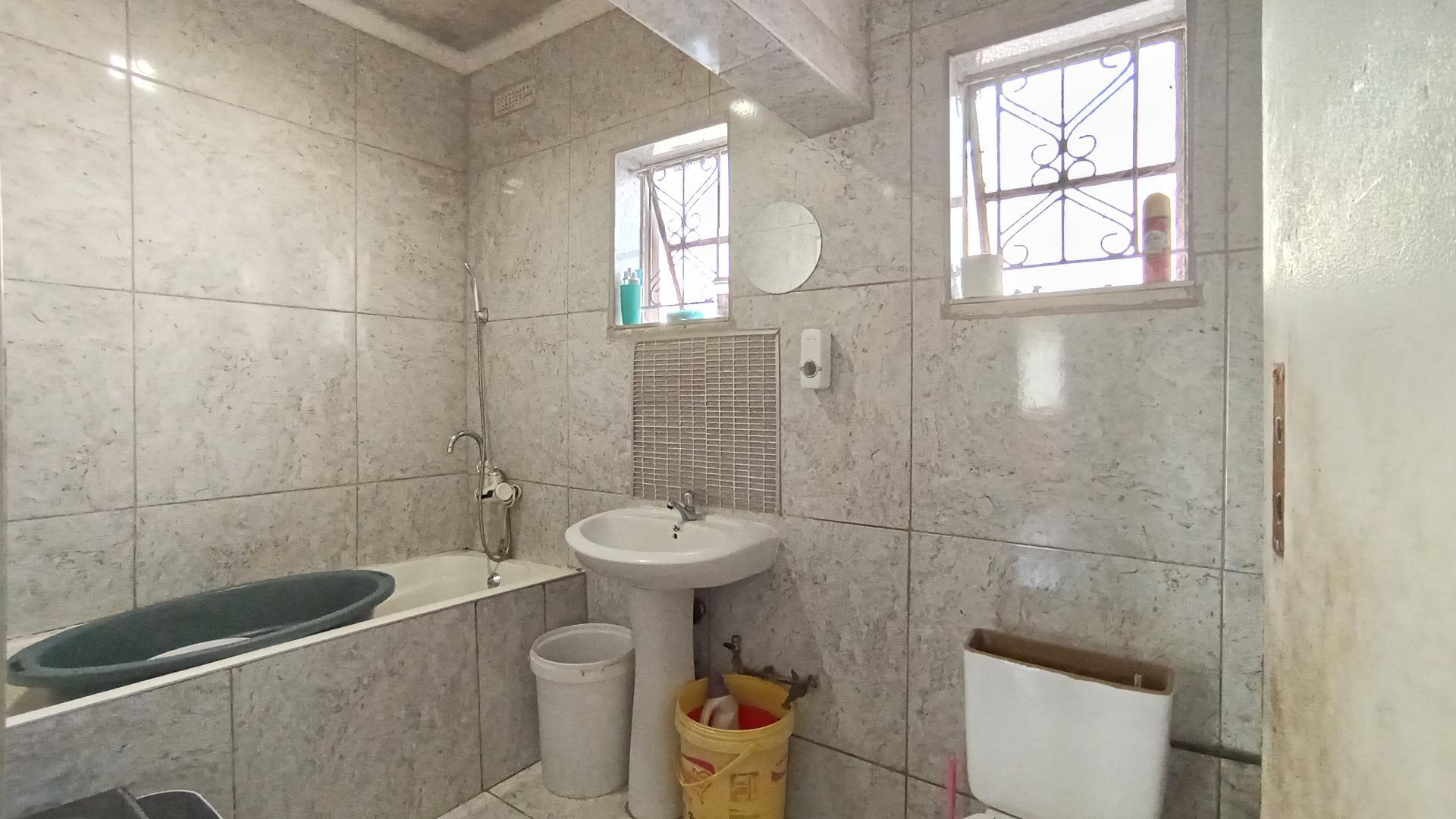 Bathroom 1 - 6 square meters of property in Montclair (Dbn)