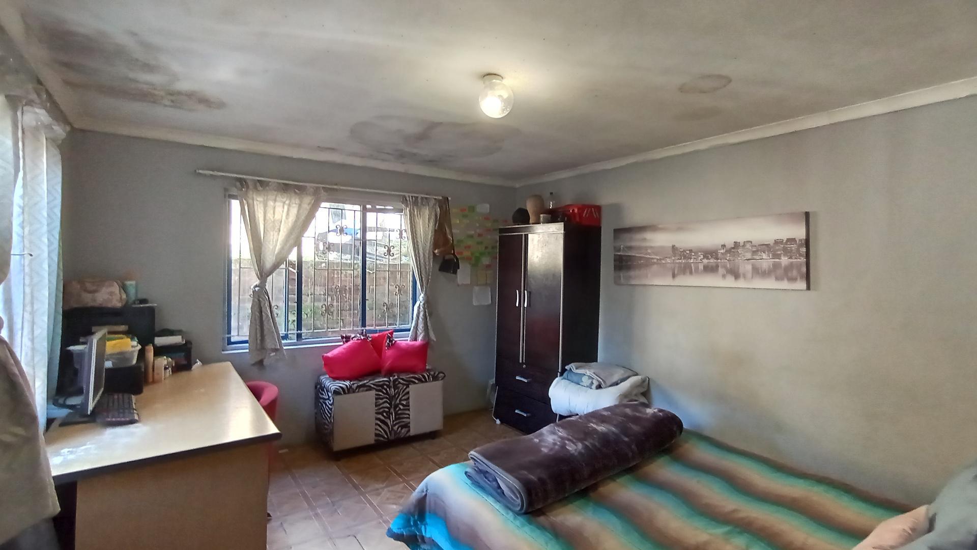 Bed Room 1 - 18 square meters of property in Montclair (Dbn)