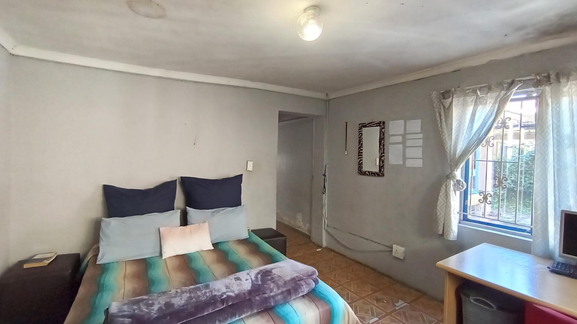 Bed Room 1 - 18 square meters of property in Montclair (Dbn)