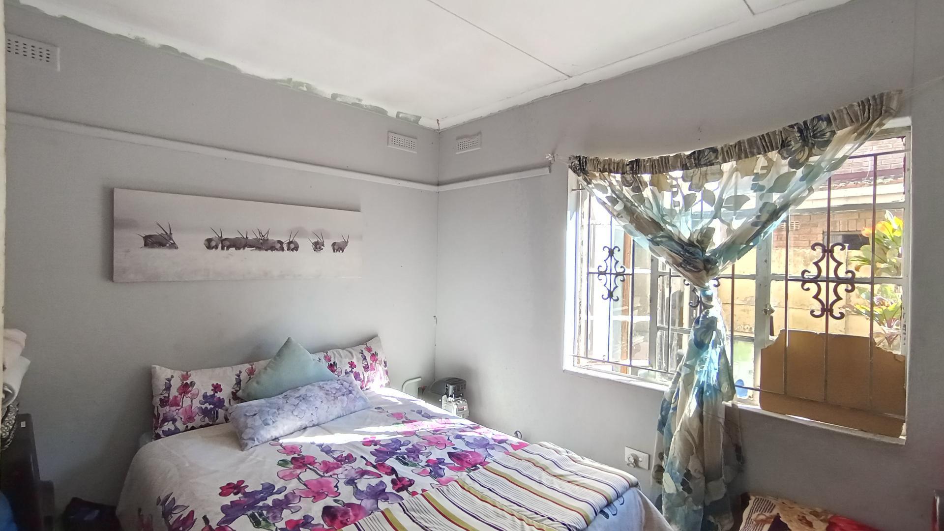 Bed Room 2 - 11 square meters of property in Montclair (Dbn)