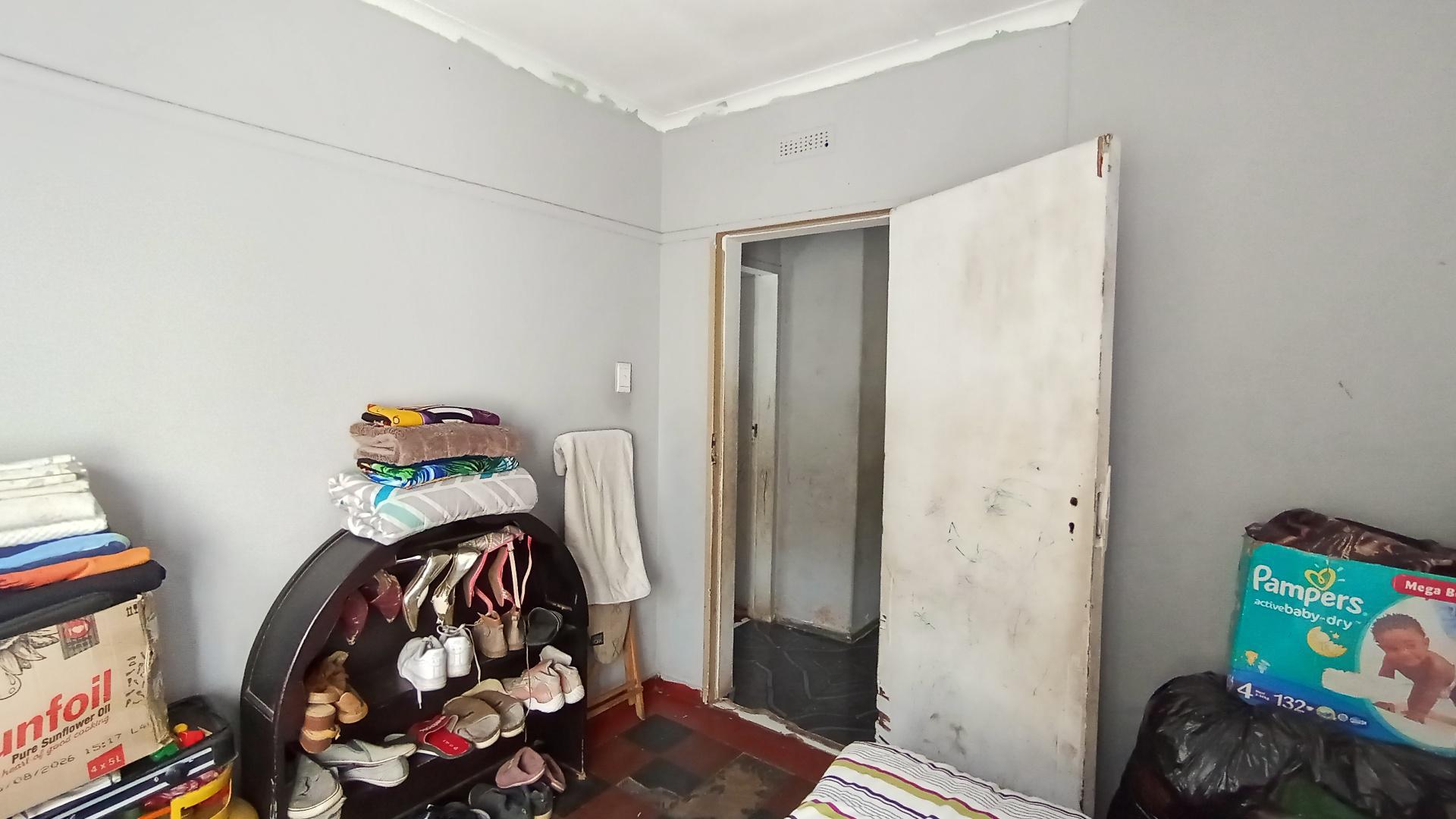 Bed Room 2 - 11 square meters of property in Montclair (Dbn)