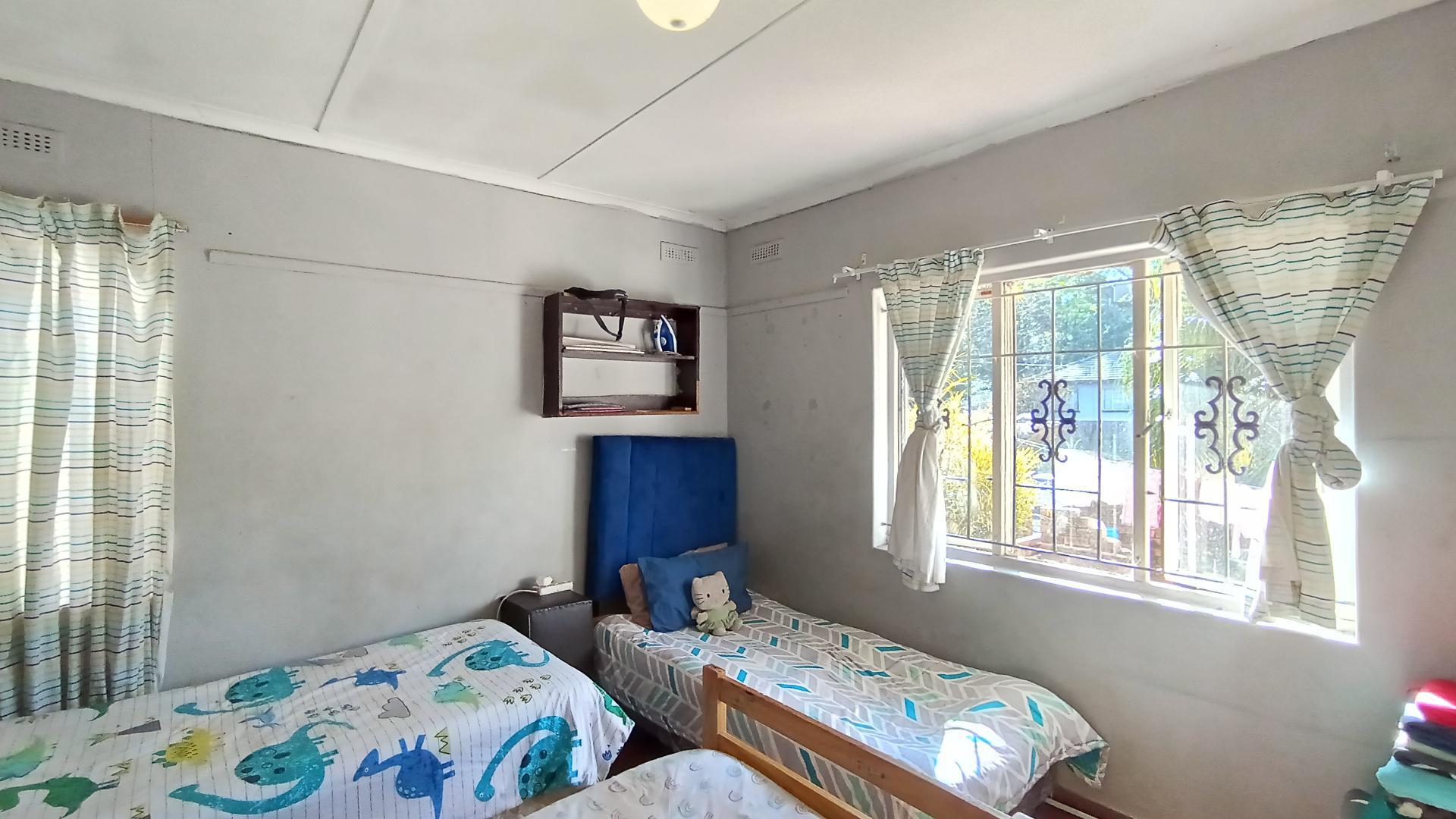 Bed Room 3 - 16 square meters of property in Montclair (Dbn)