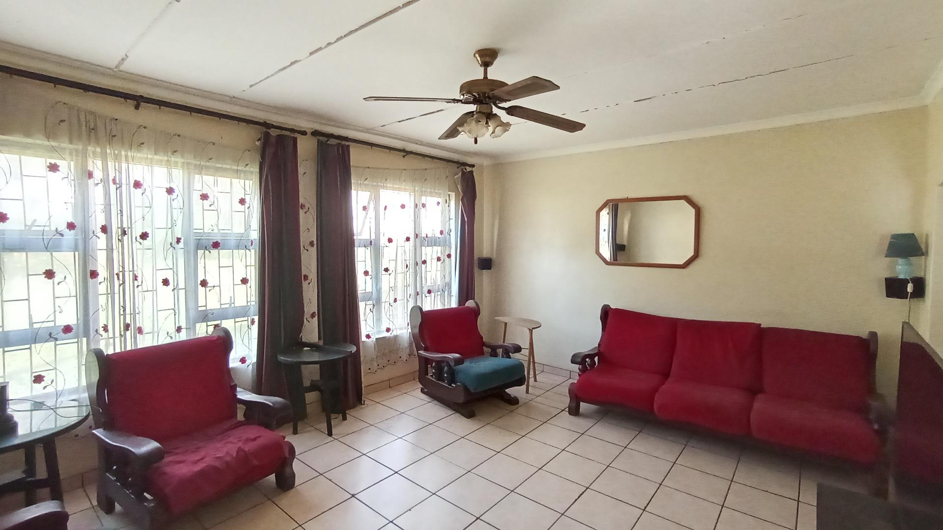 Lounges - 24 square meters of property in Cleland