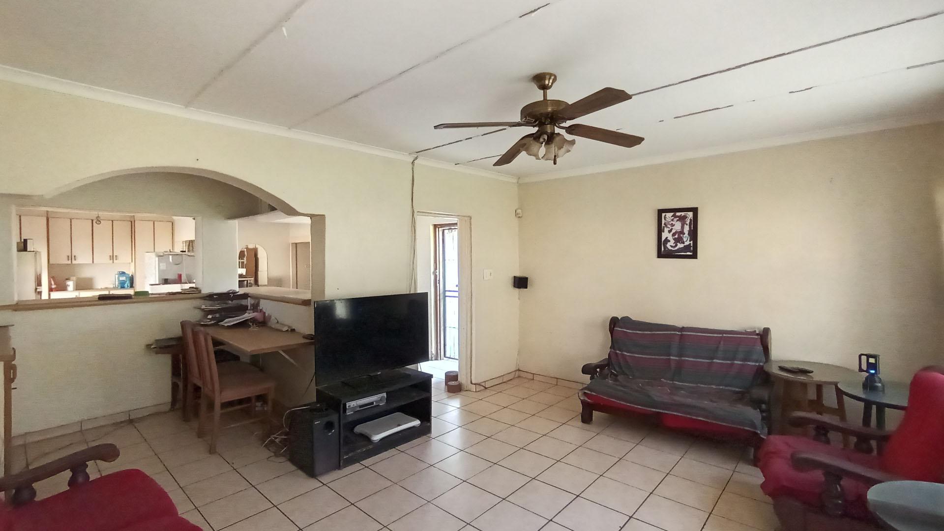 Lounges - 24 square meters of property in Cleland