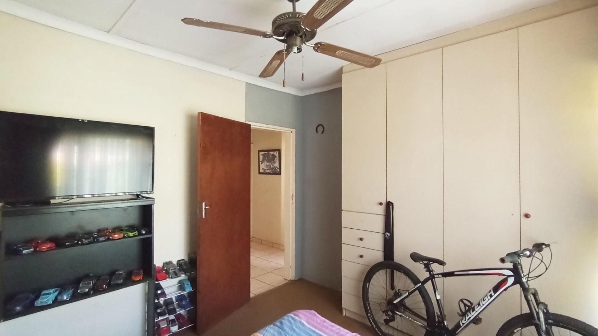 Bed Room 1 - 16 square meters of property in Cleland