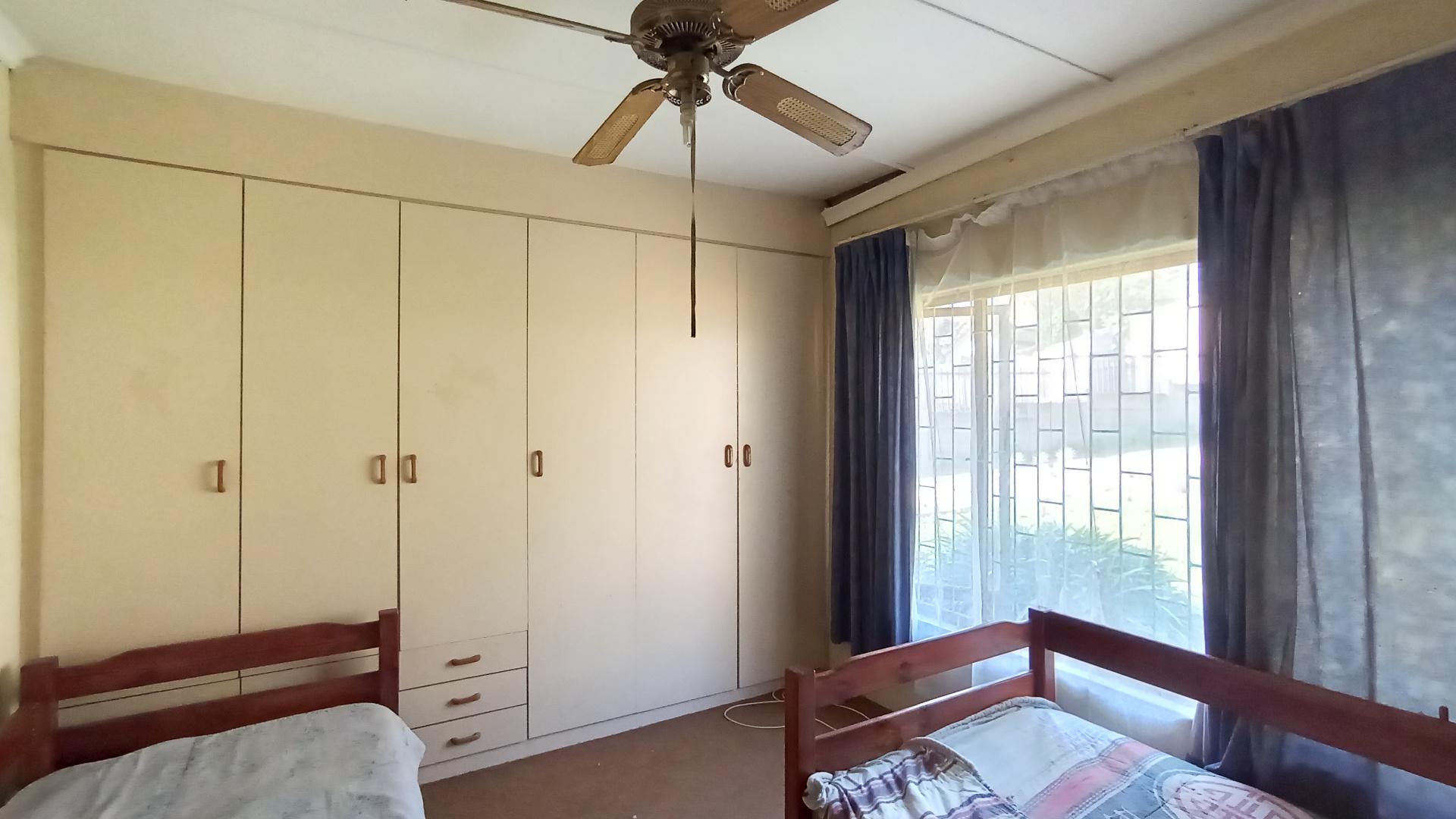 Bed Room 2 - 15 square meters of property in Cleland