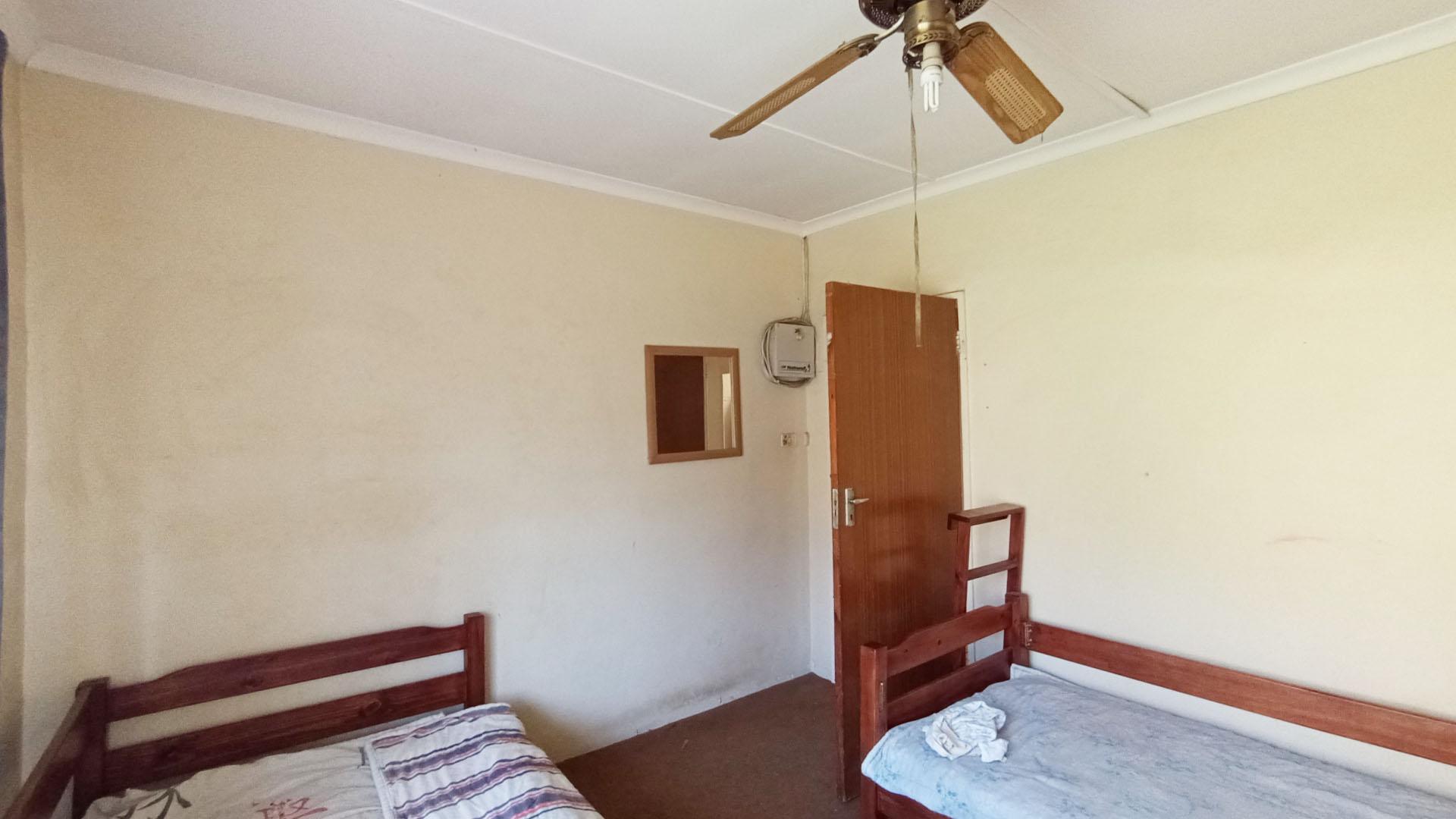 Bed Room 2 - 15 square meters of property in Cleland