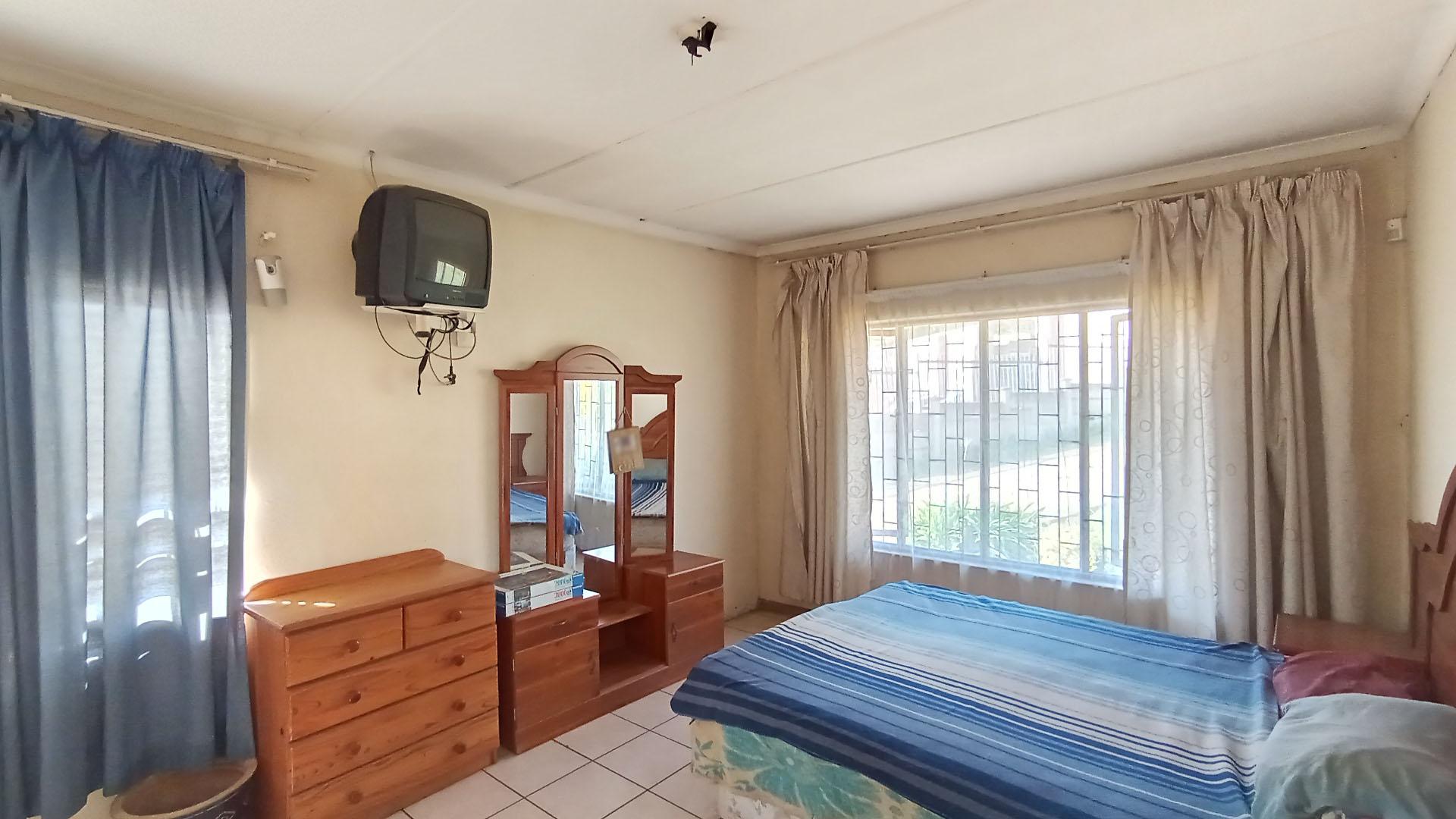 Main Bedroom - 22 square meters of property in Cleland