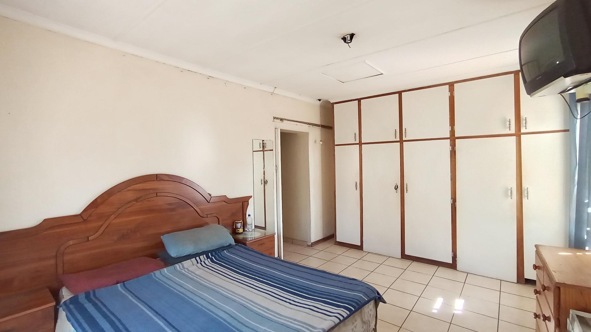 Main Bedroom - 22 square meters of property in Cleland