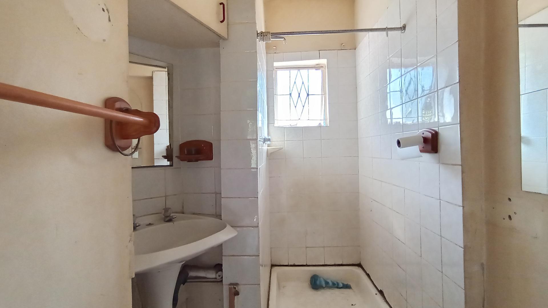 Main Bathroom - 4 square meters of property in Cleland
