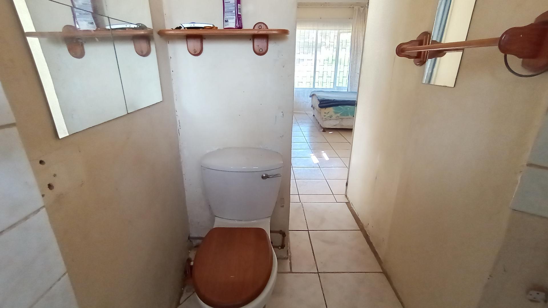 Main Bathroom - 4 square meters of property in Cleland