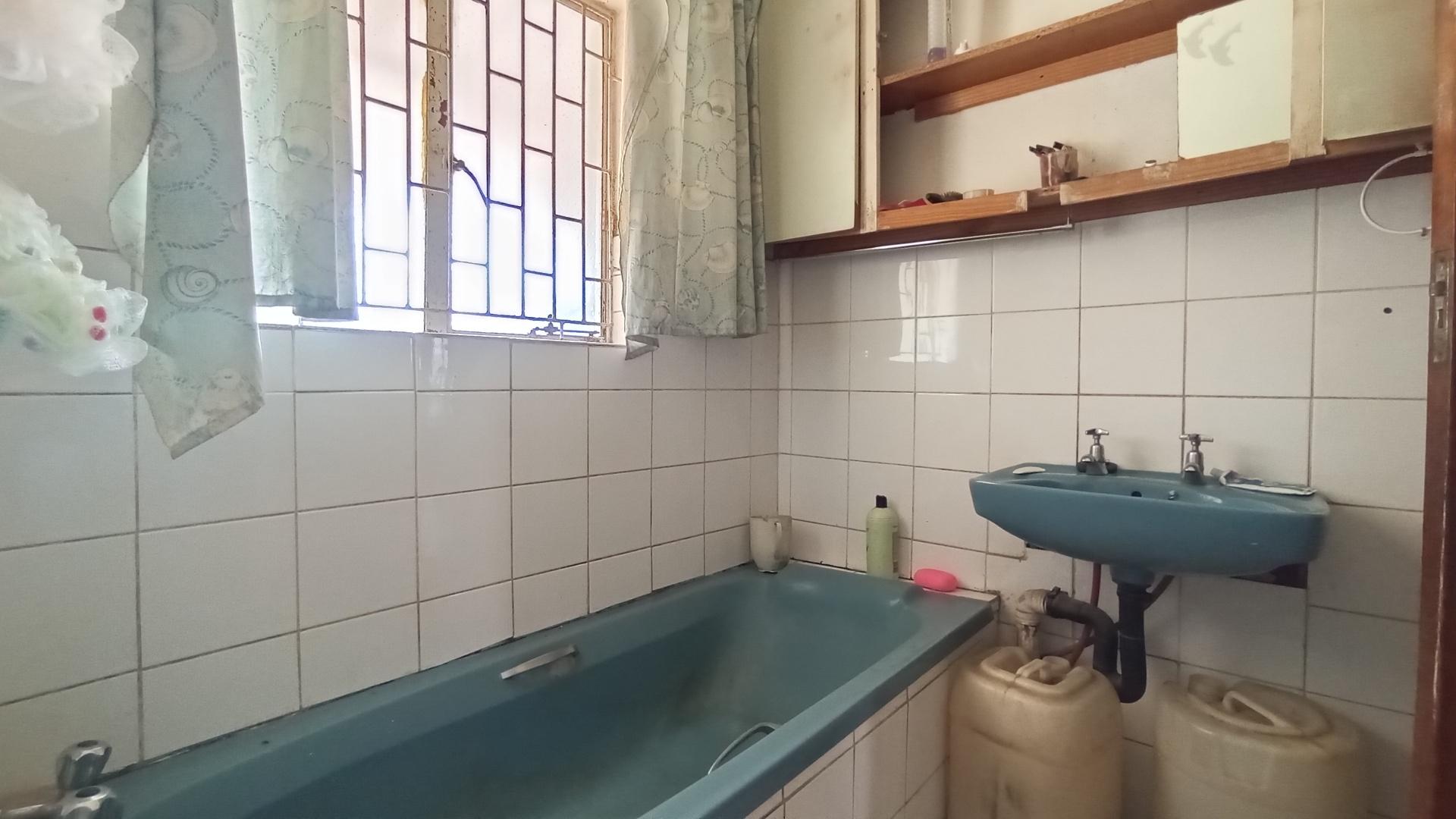 Bathroom 1 - 10 square meters of property in Cleland