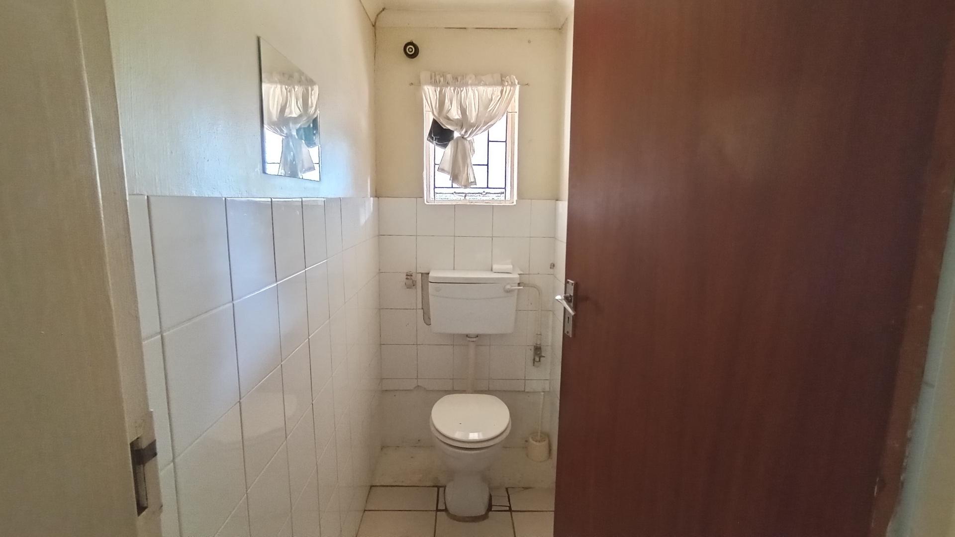 Bathroom 1 - 10 square meters of property in Cleland