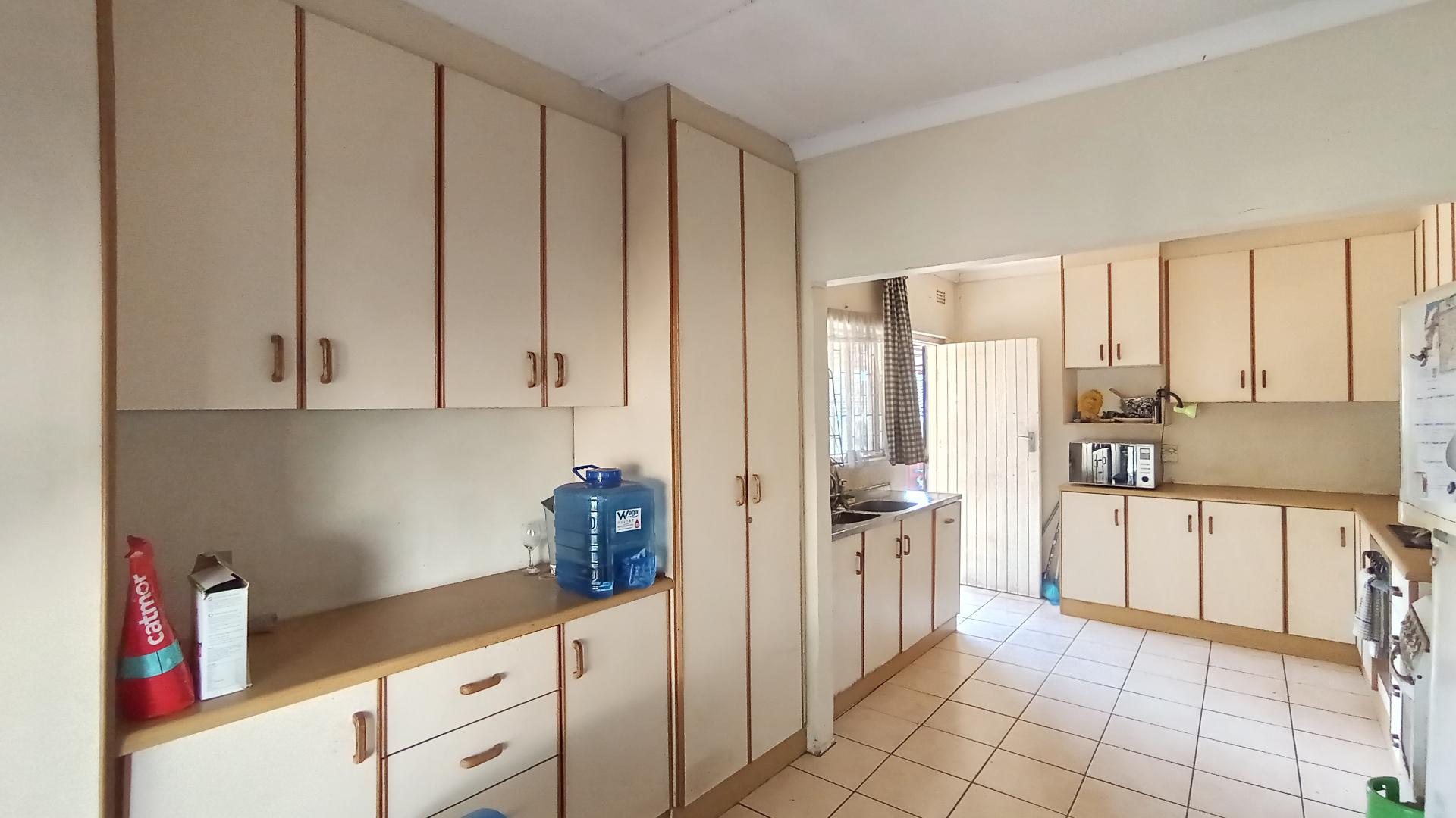 Kitchen - 25 square meters of property in Cleland