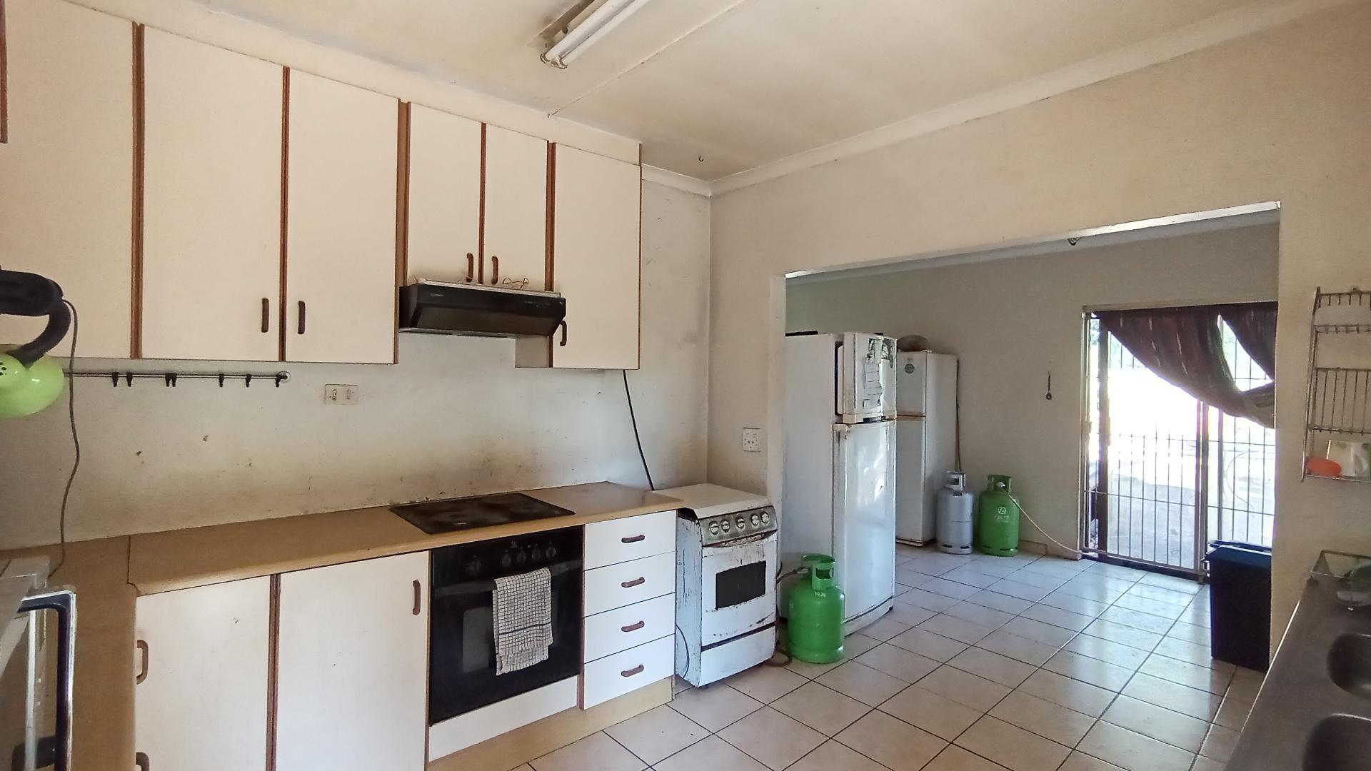 Kitchen - 25 square meters of property in Cleland
