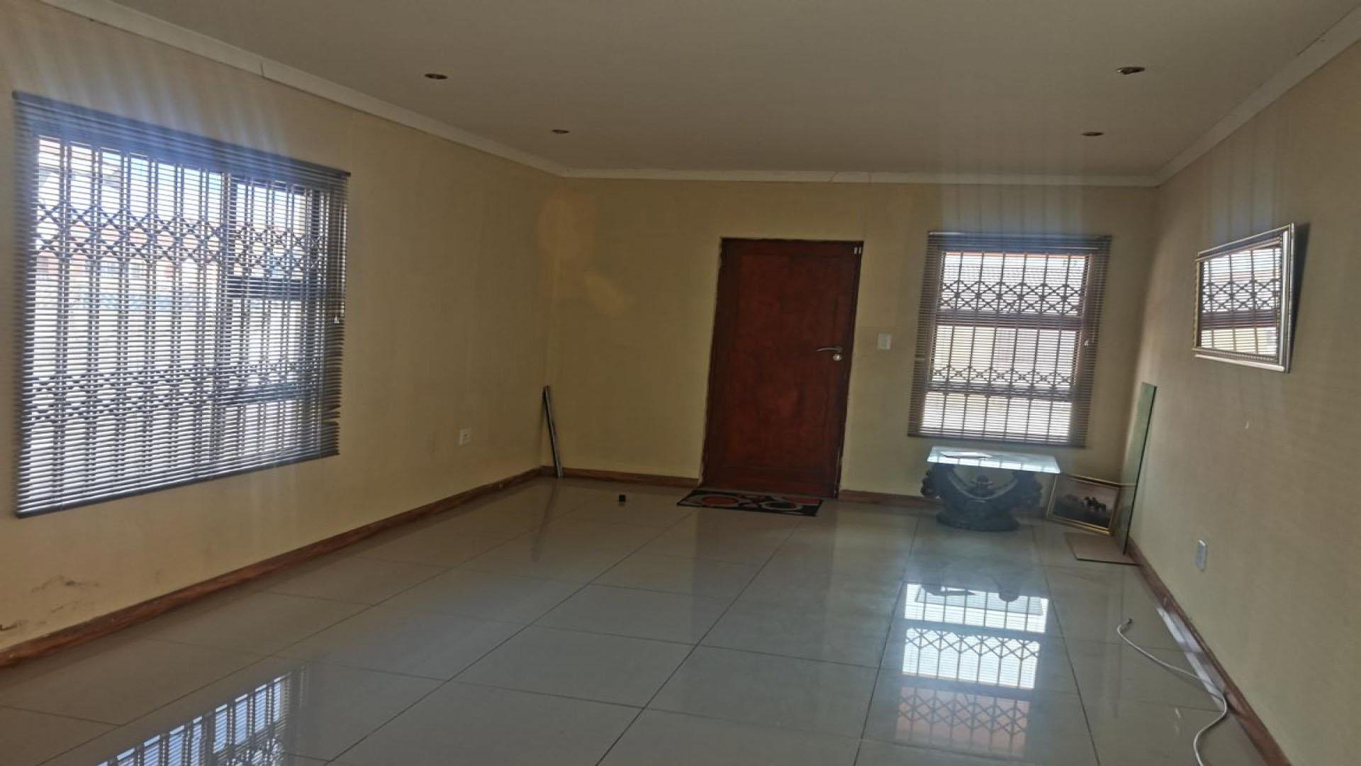 Lounges of property in Motherwell