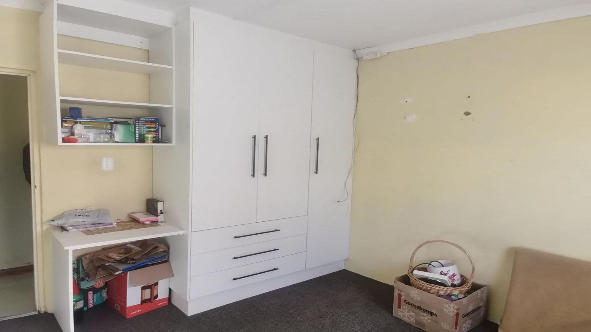 Bed Room 1 of property in Motherwell