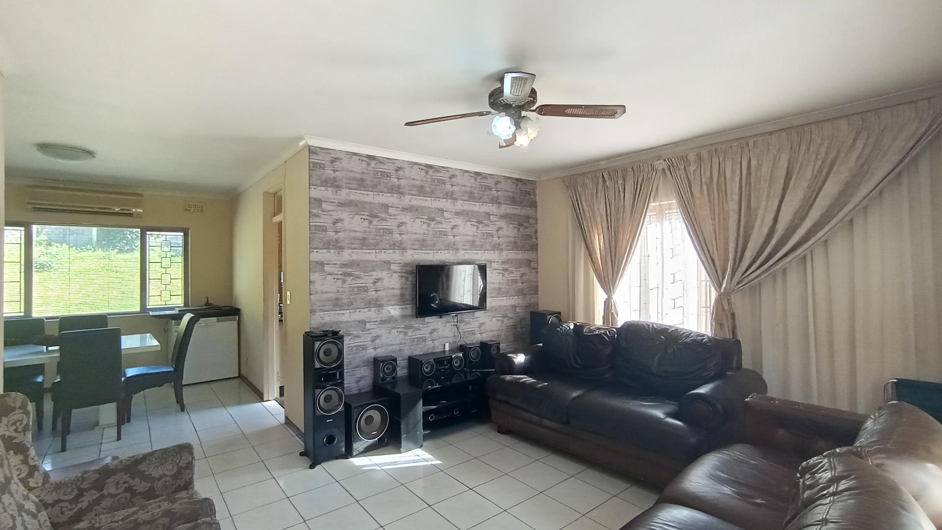 Lounges - 20 square meters of property in Hillary 