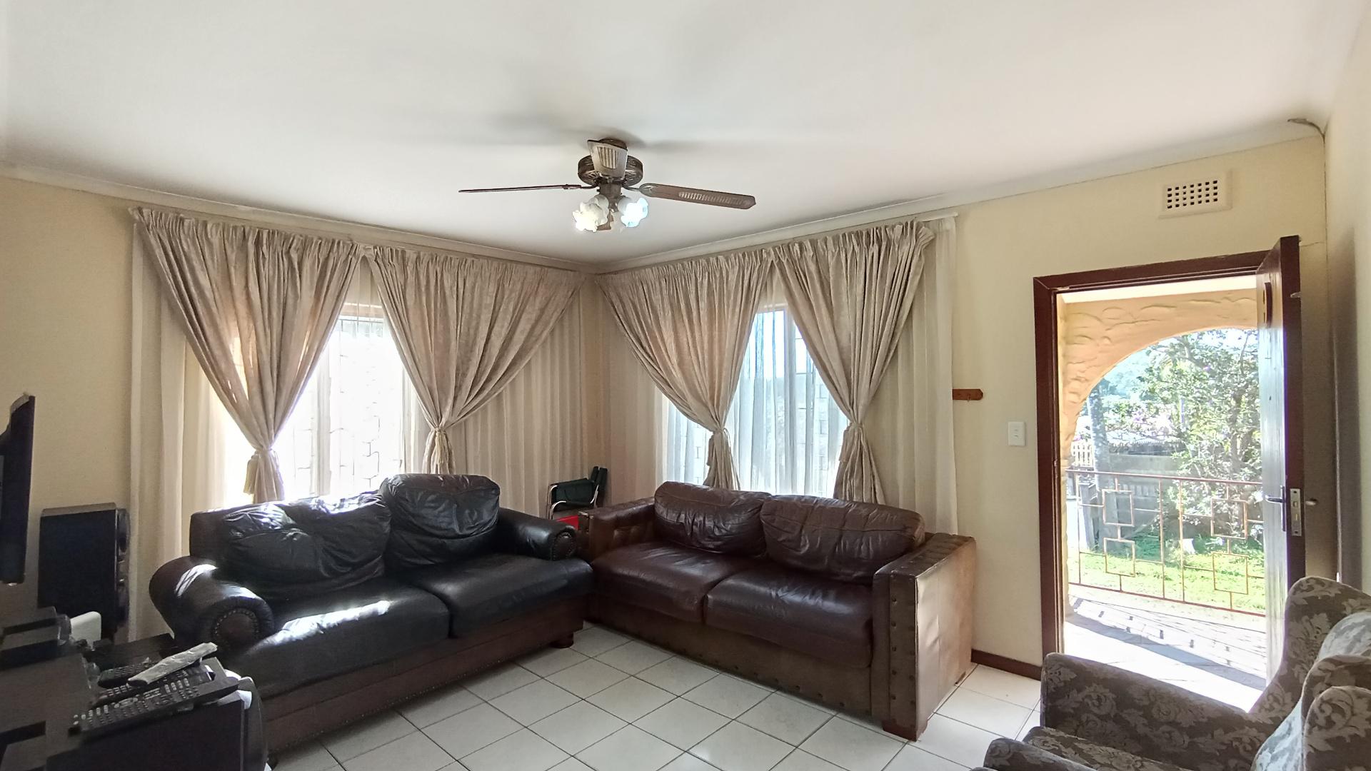 Lounges - 20 square meters of property in Hillary 