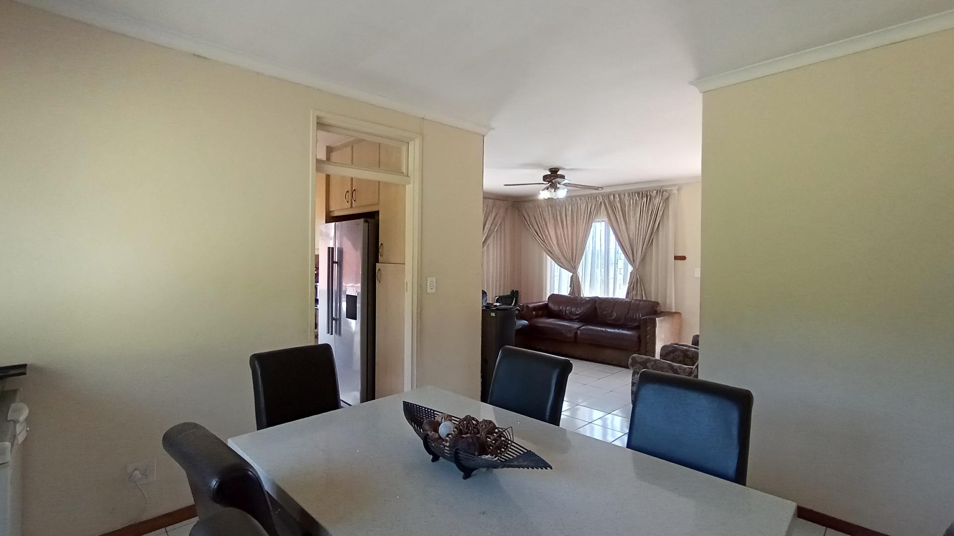 Dining Room - 15 square meters of property in Hillary 