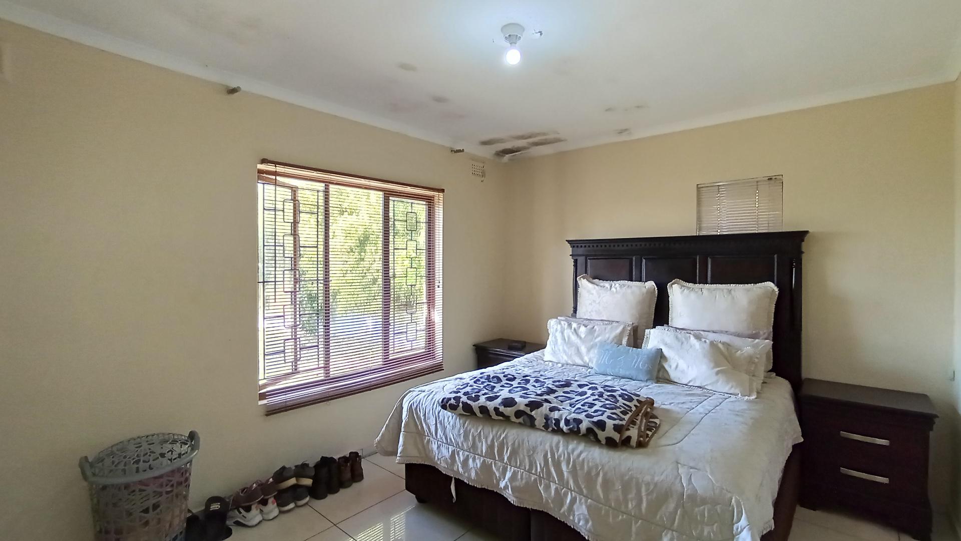 Main Bedroom - 19 square meters of property in Hillary 
