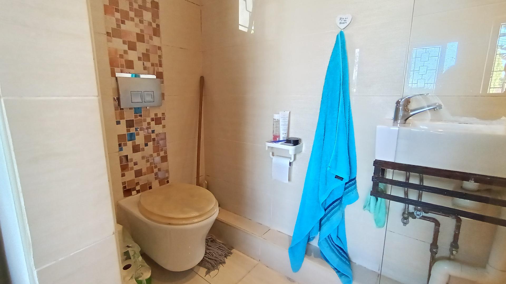 Main Bathroom - 4 square meters of property in Hillary 