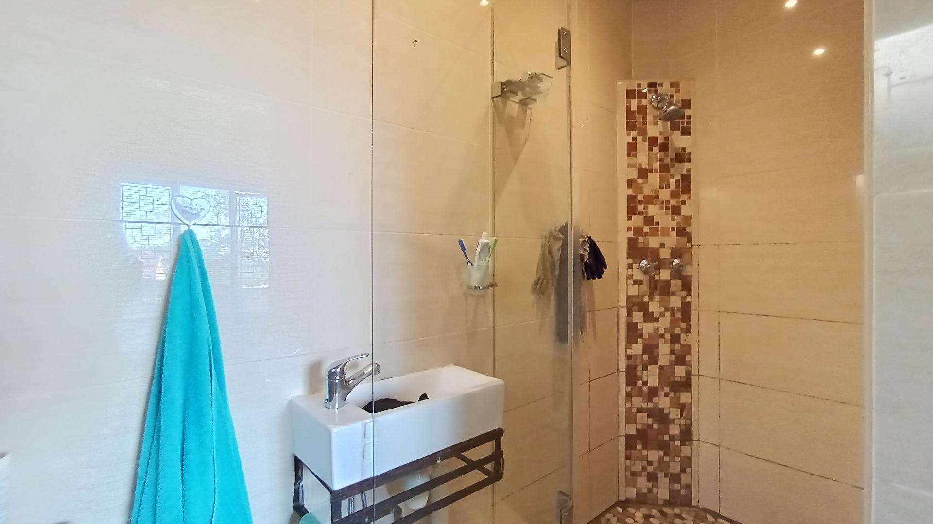 Main Bathroom - 4 square meters of property in Hillary 