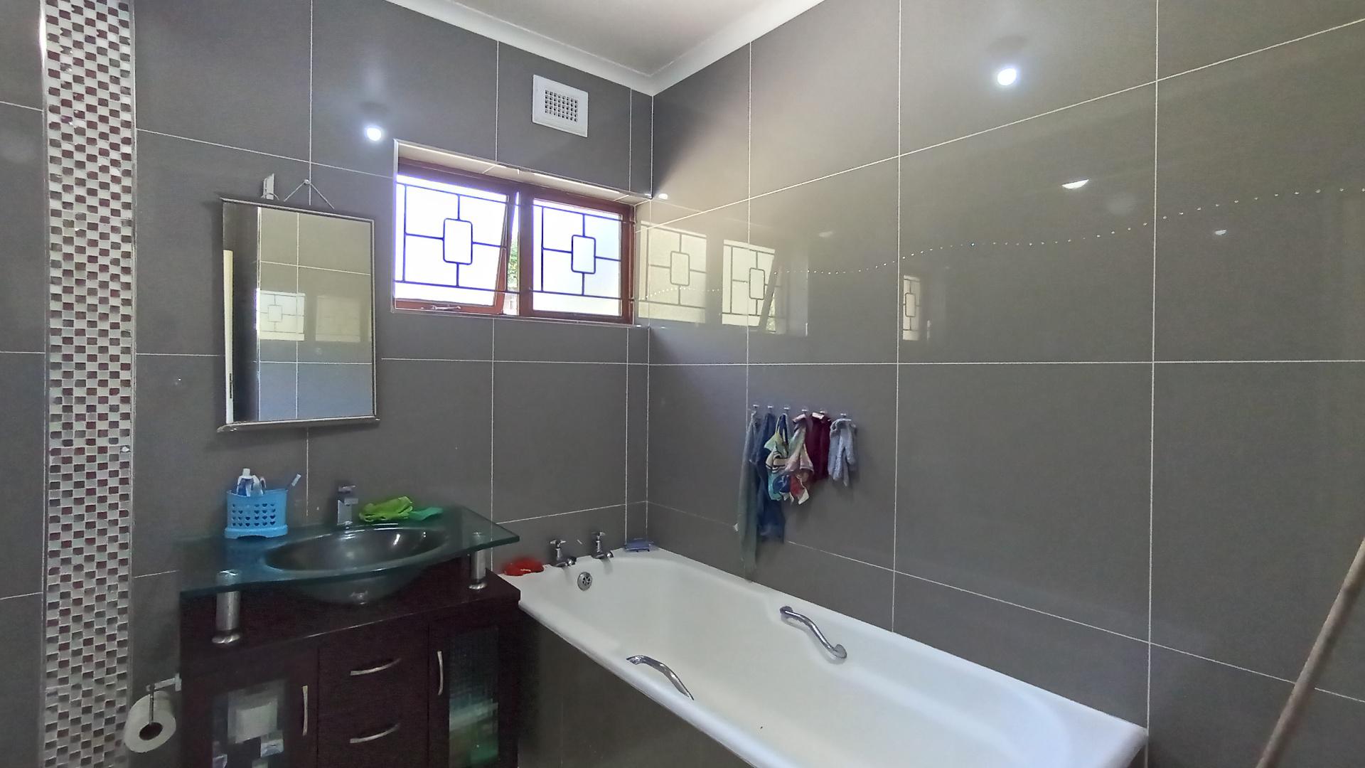 Bathroom 1 - 8 square meters of property in Hillary 