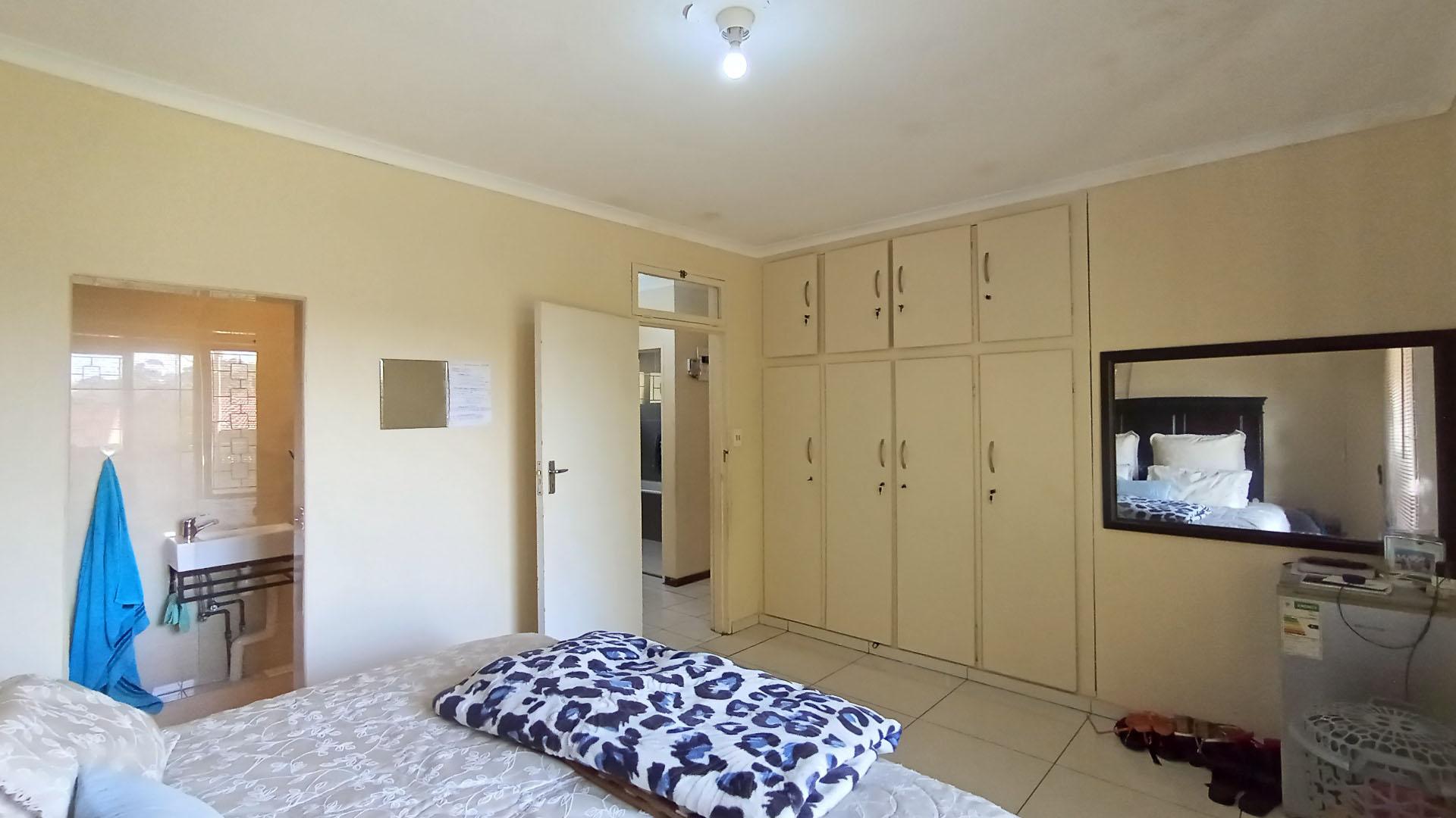 Main Bedroom - 19 square meters of property in Hillary 