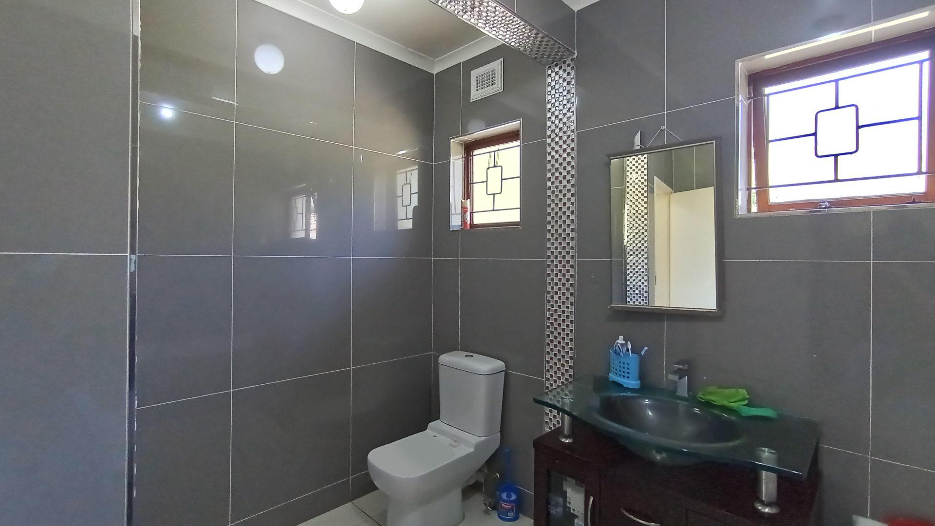 Bathroom 1 - 8 square meters of property in Hillary 