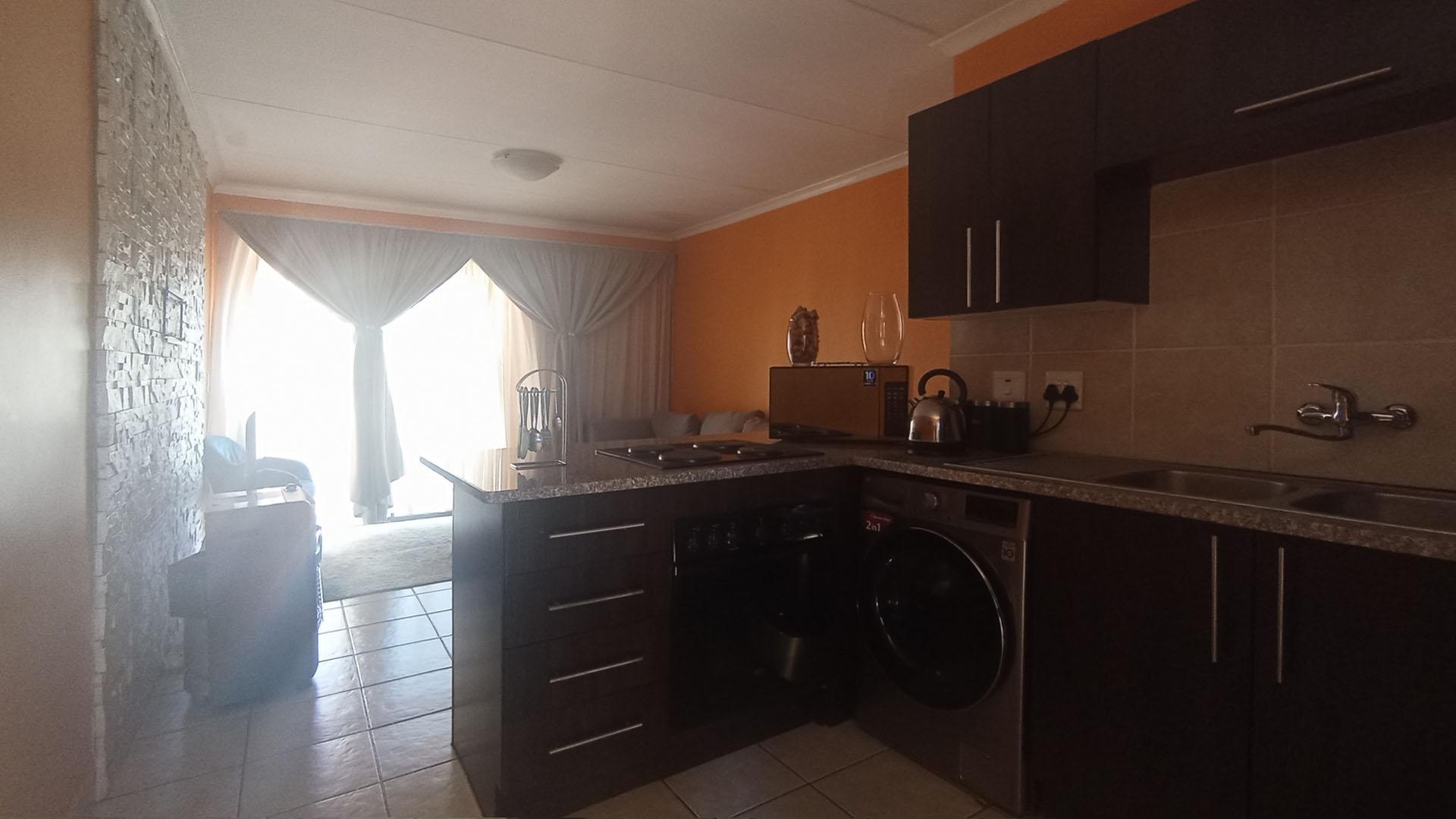 Kitchen - 7 square meters of property in Kosmosdal