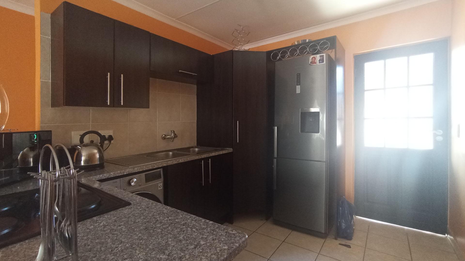 Kitchen - 7 square meters of property in Kosmosdal