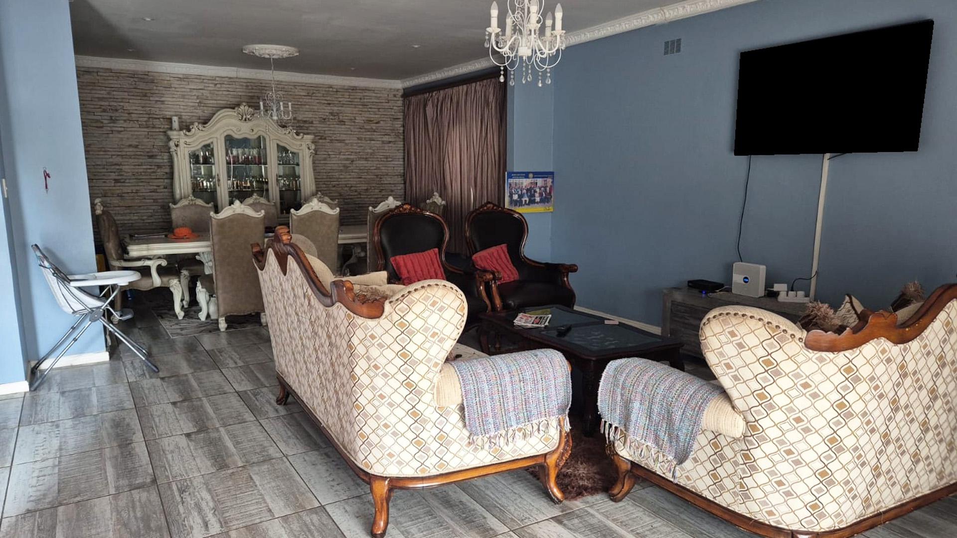 Lounges of property in George Central