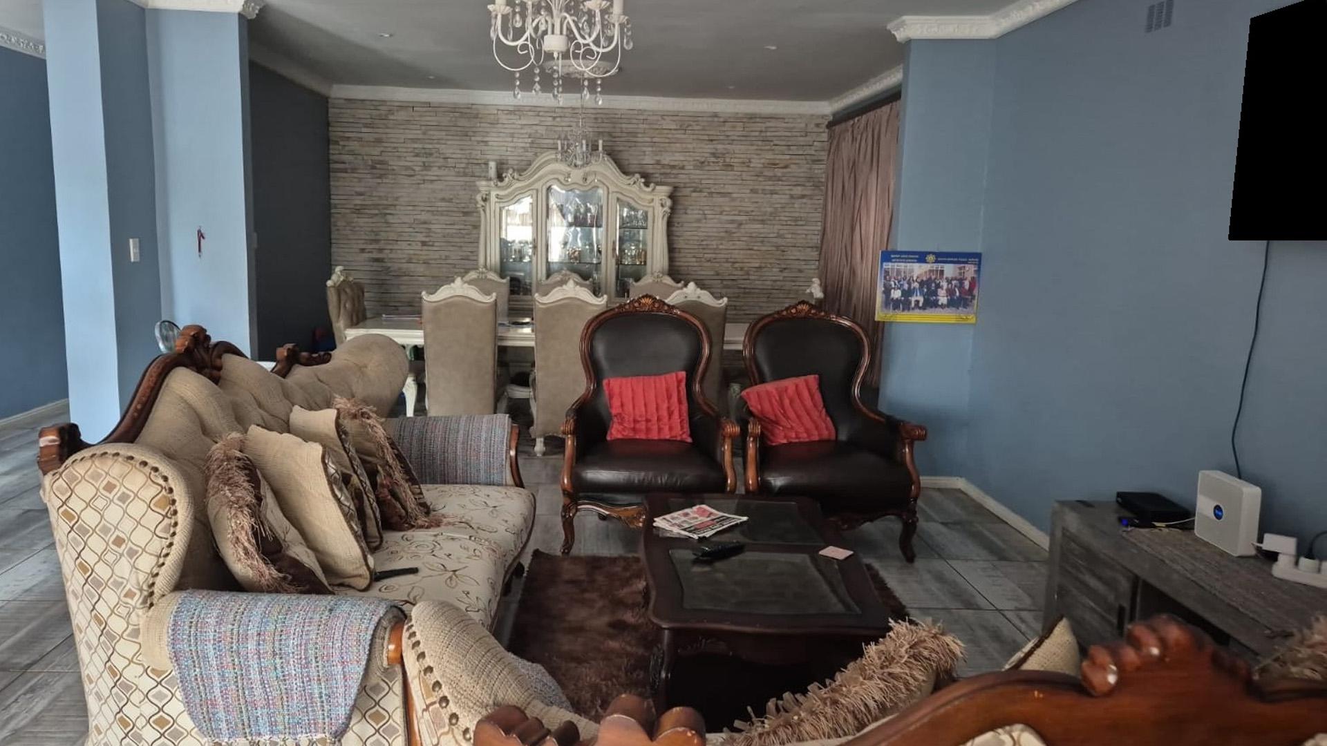 Lounges of property in George Central
