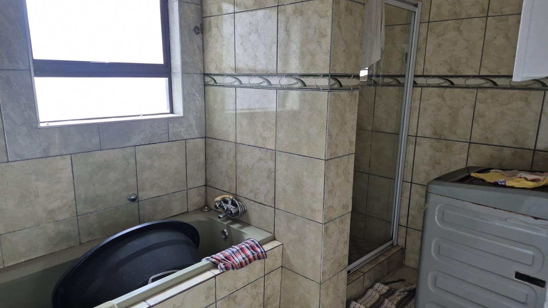 Bathroom 1 of property in George Central