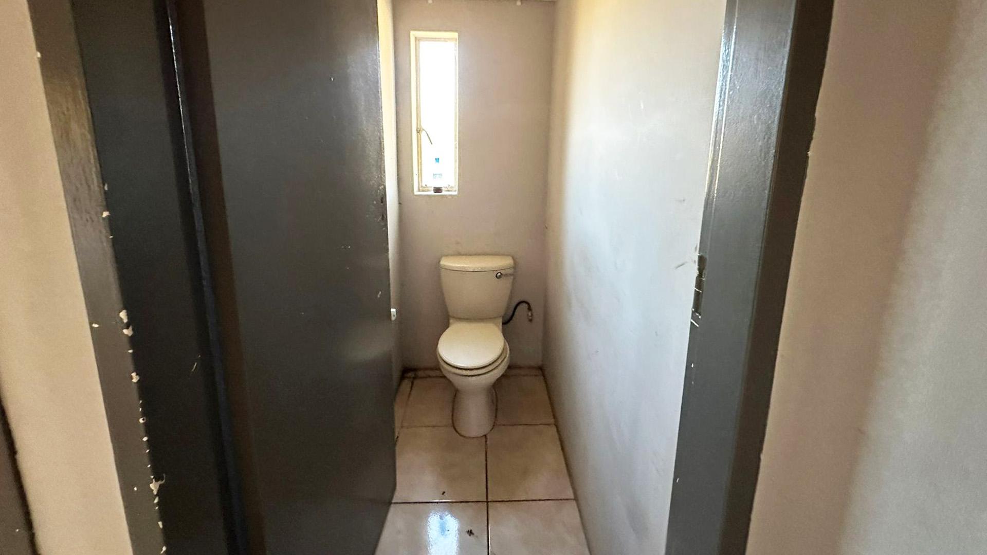 Bathroom 1 of property in Wakkerstroom