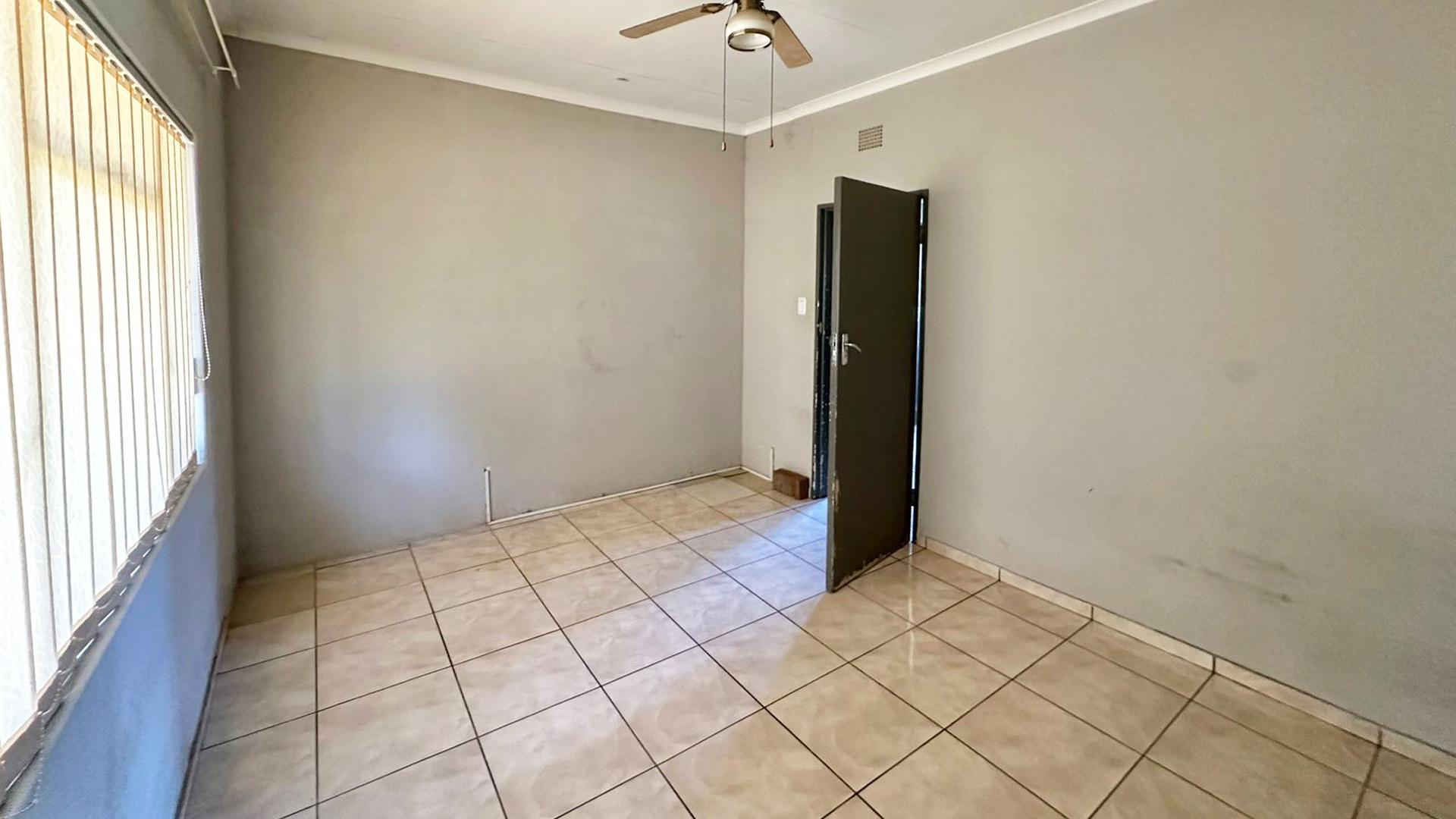 Bed Room 2 of property in Wakkerstroom